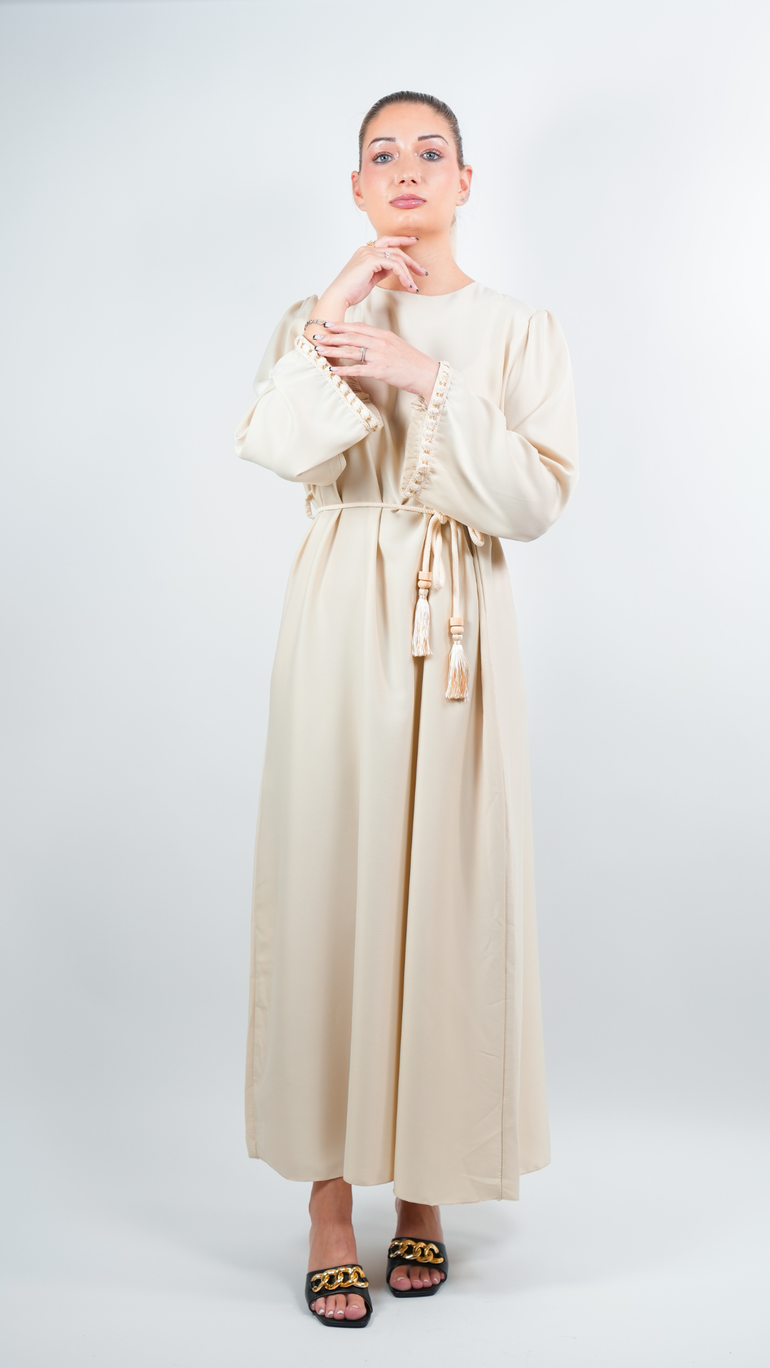 Abaya satinée style caftan avec ceinture