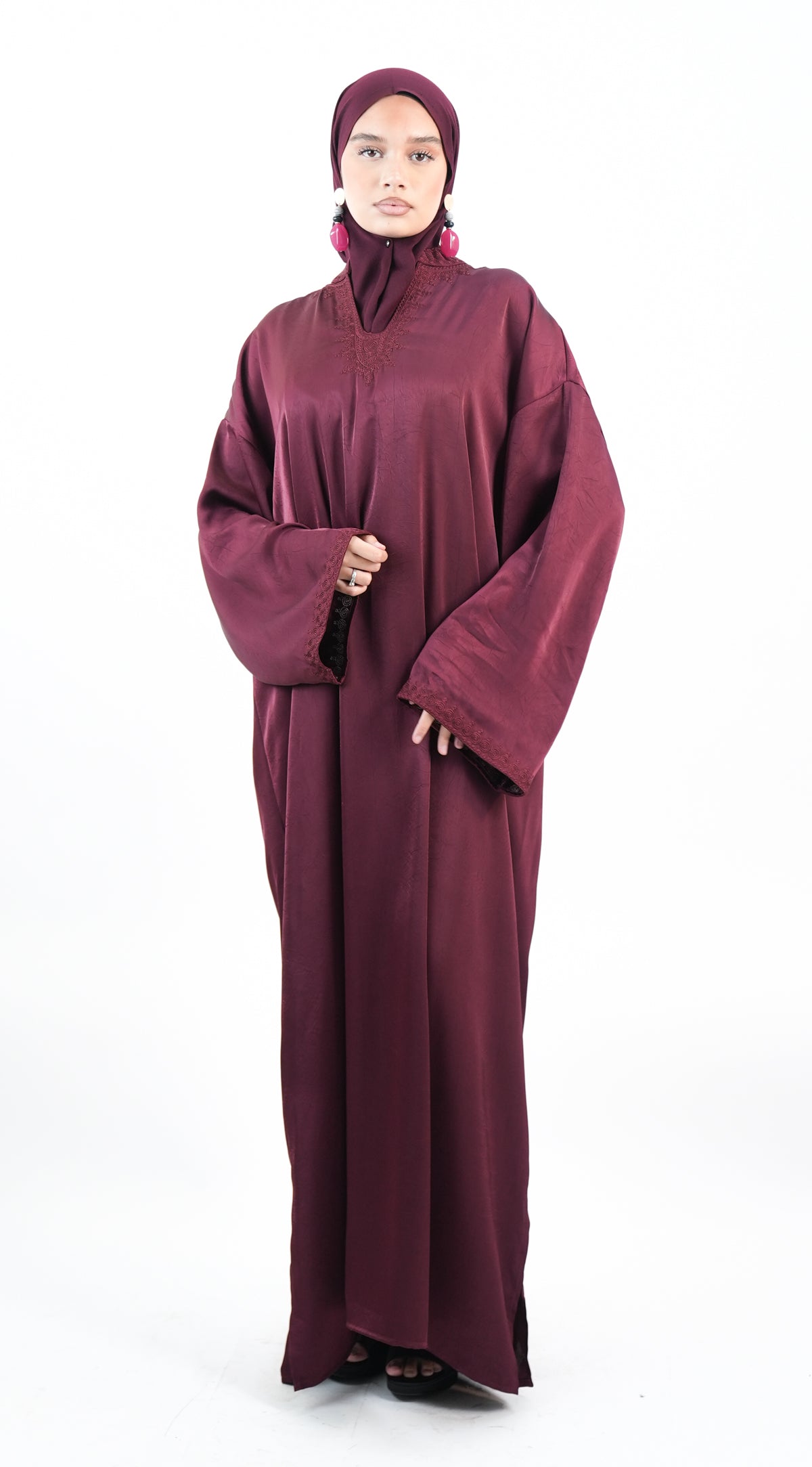 Robe longue ample avec broderies élégantes