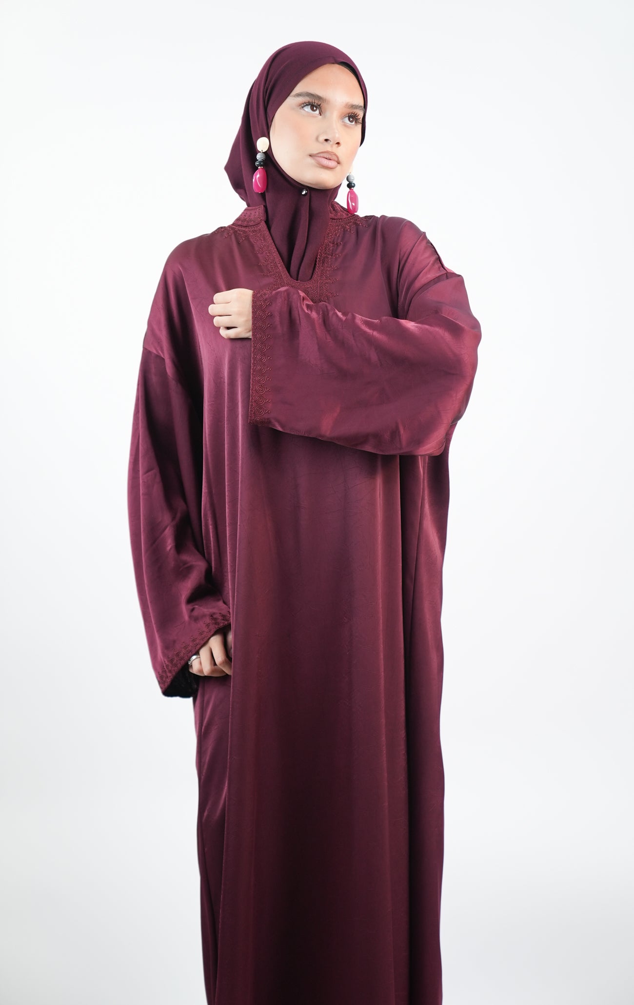 Robe longue ample avec broderies élégantes