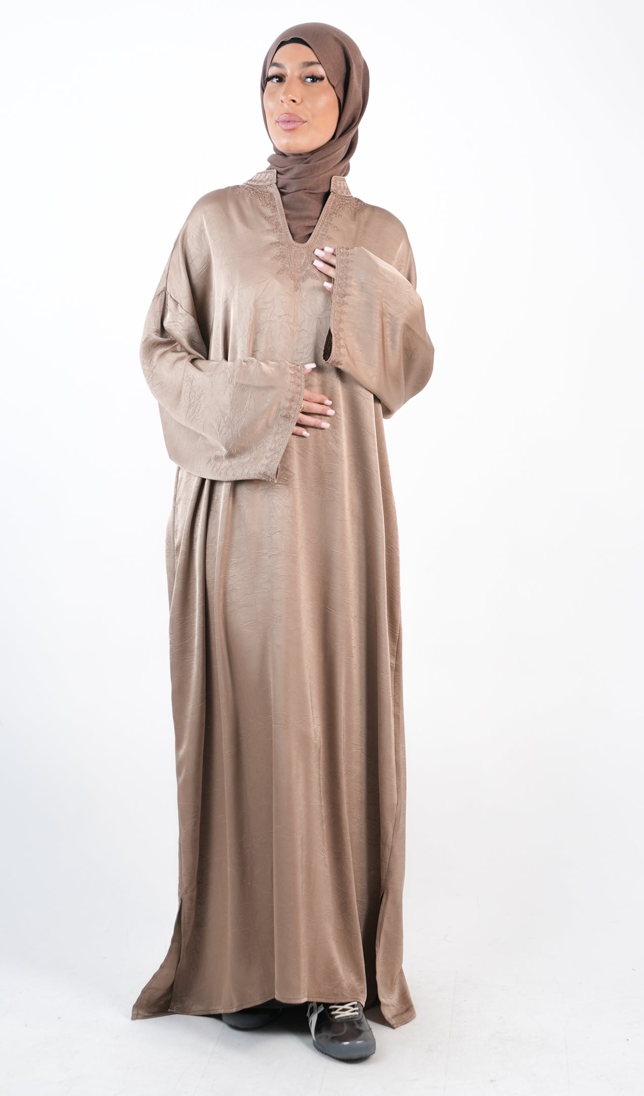 Robe longue ample avec broderies élégantes