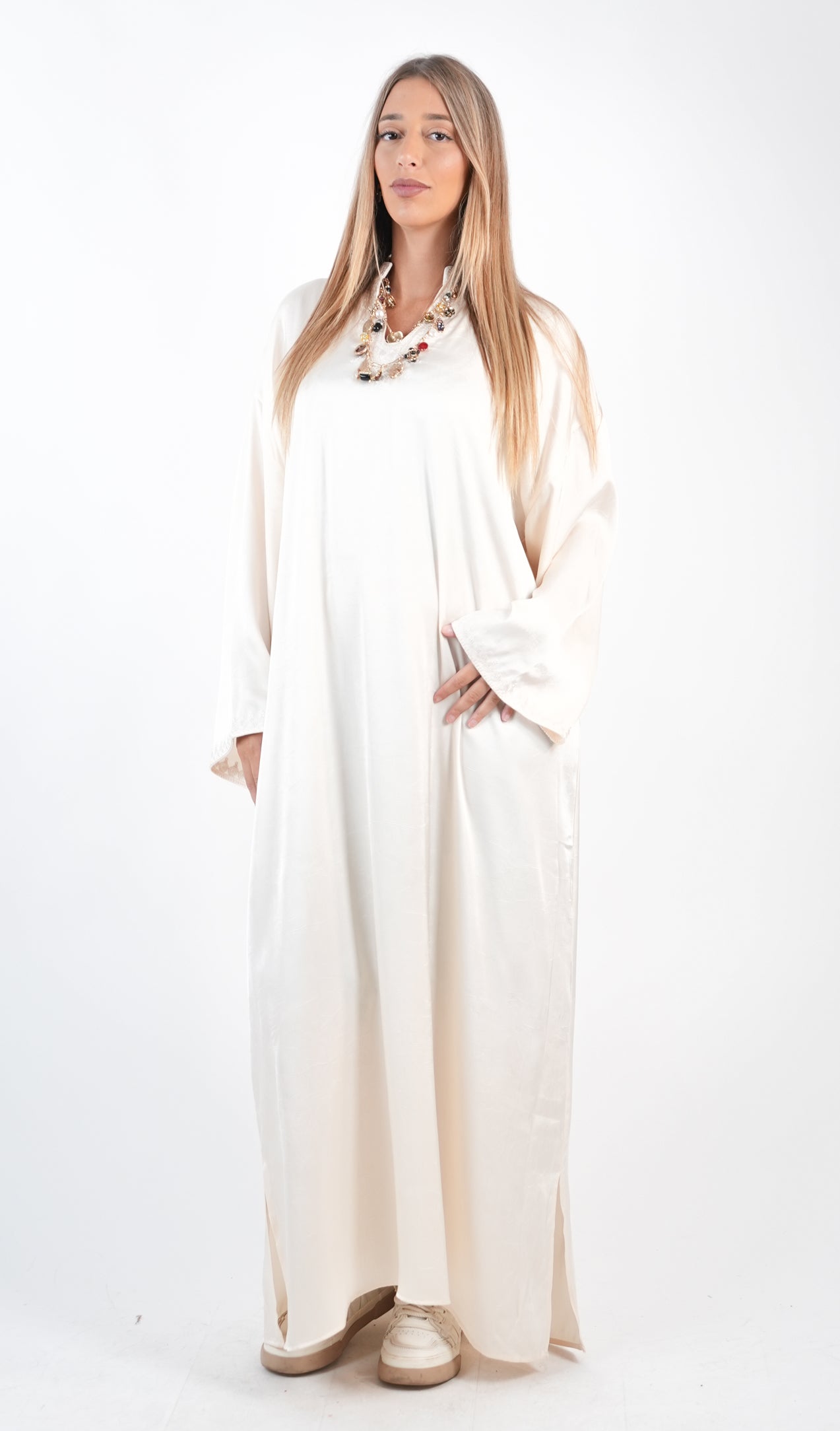 Robe longue ample avec broderies élégantes