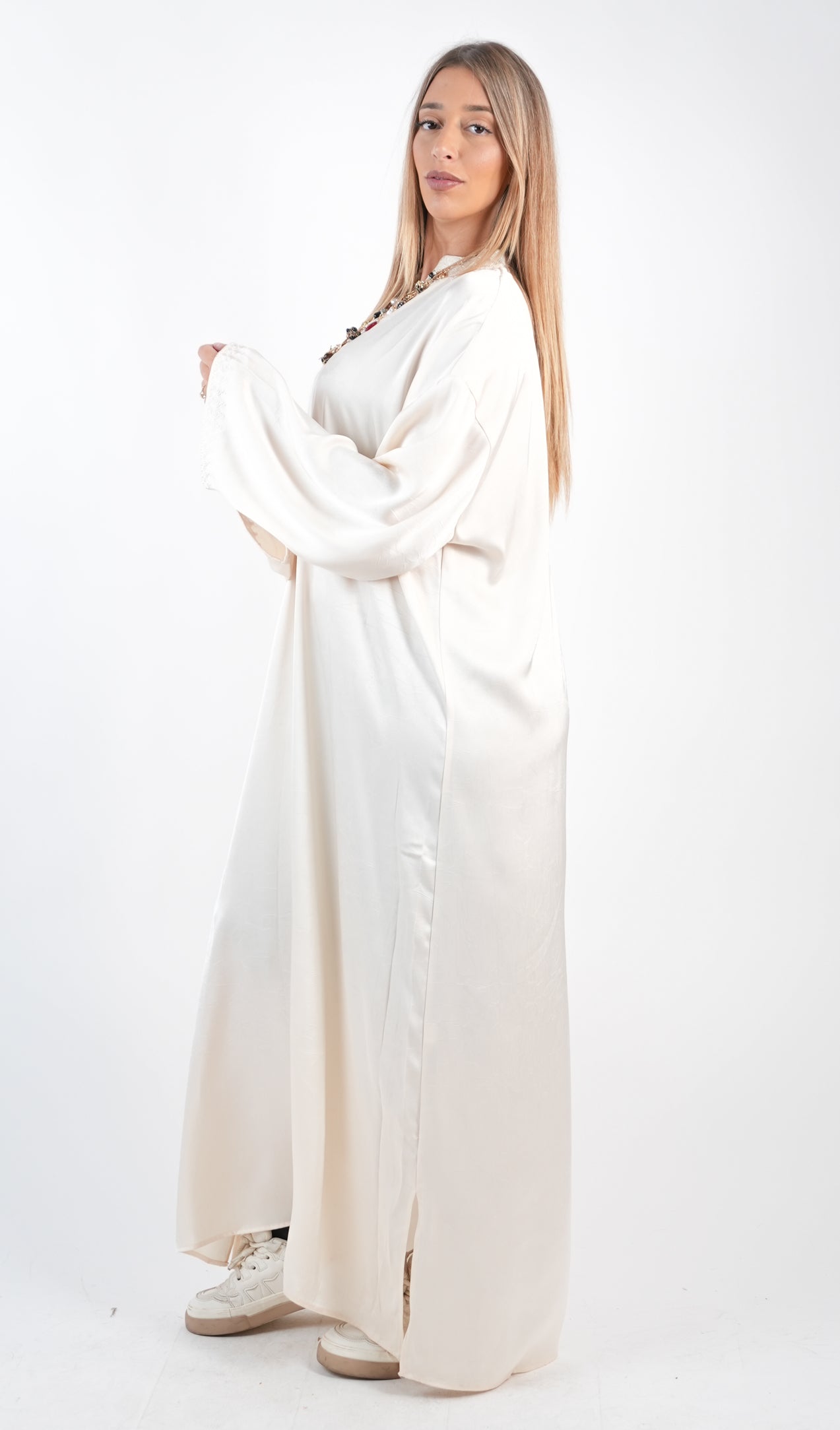 Robe longue ample avec broderies élégantes