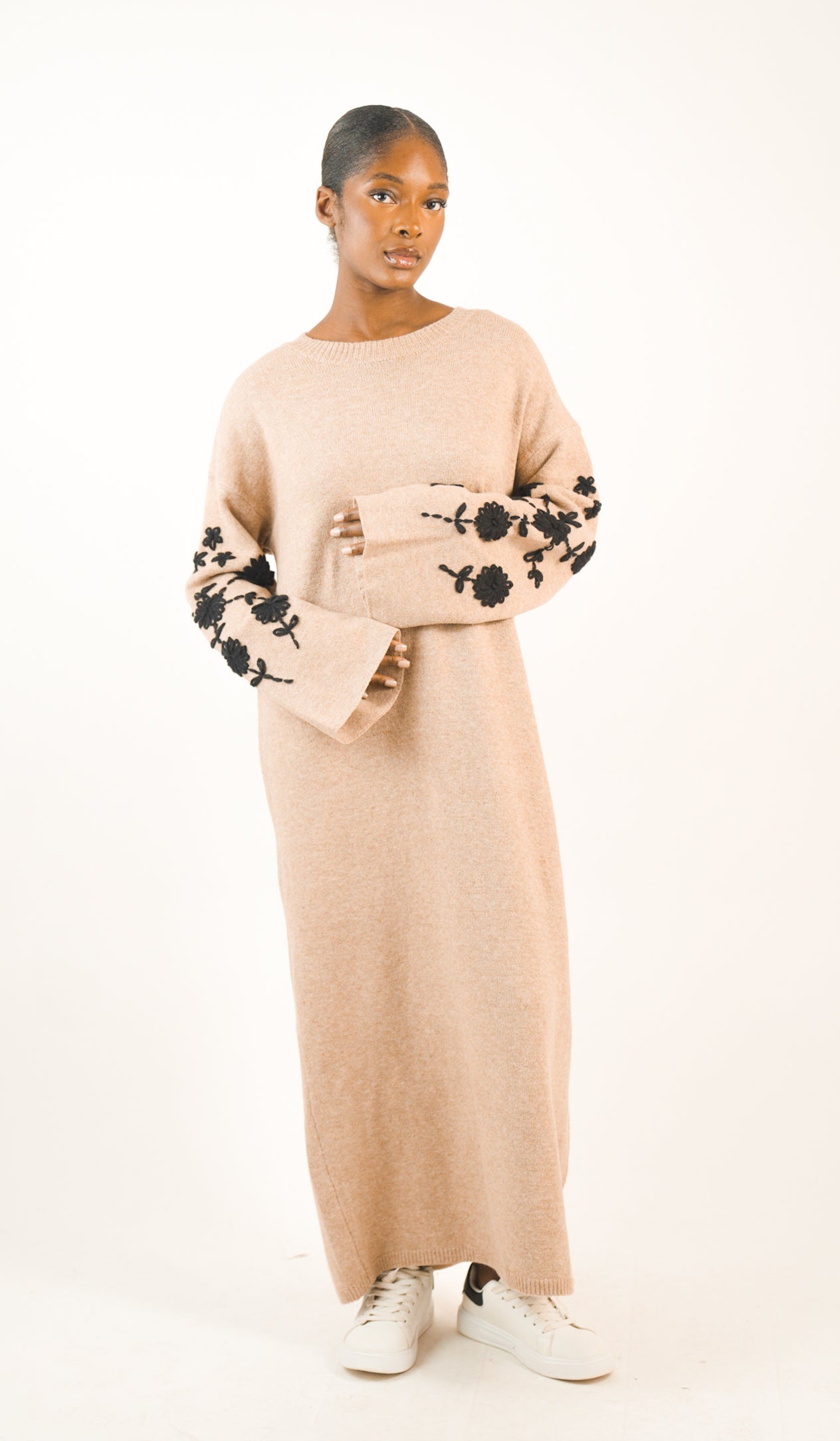 Robe pull longue avec manches fleuries