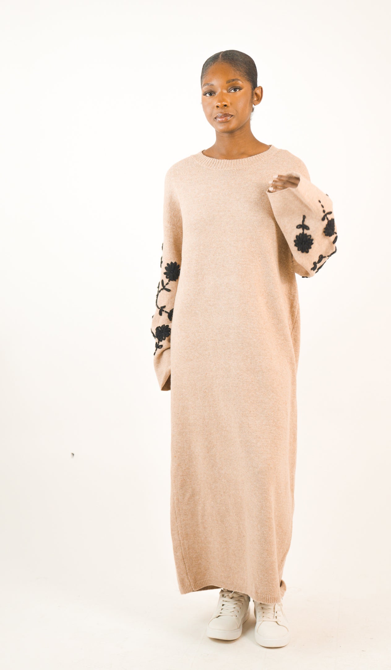 Robe pull longue avec manches fleuries