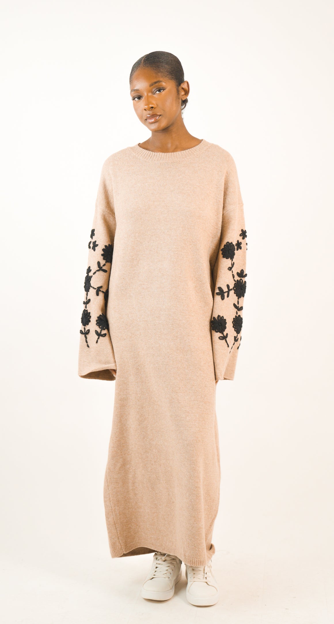 Robe pull longue avec manches fleuries