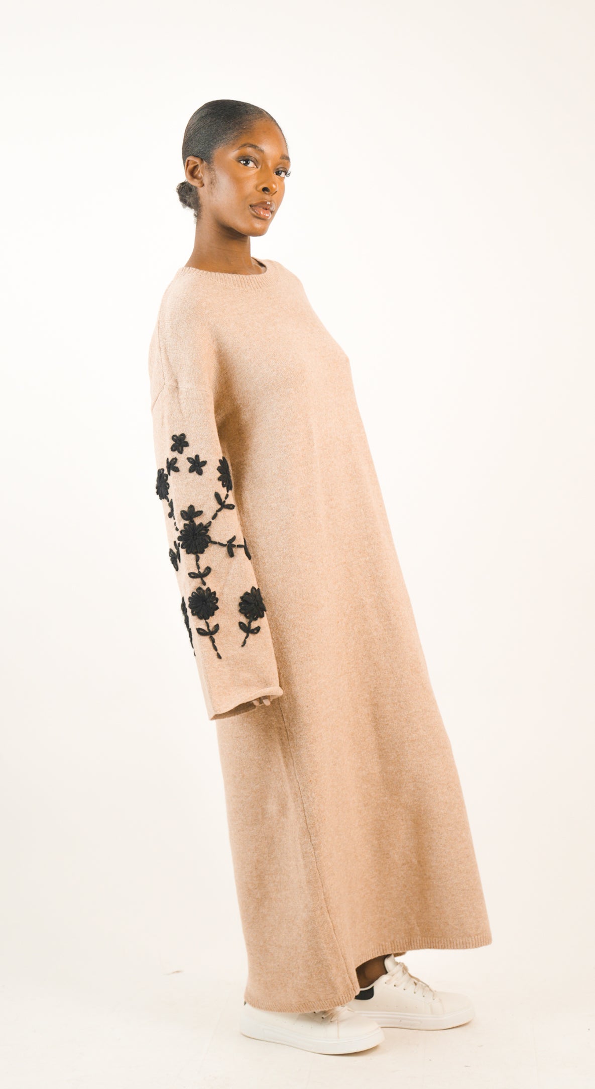 Robe pull longue avec manches fleuries