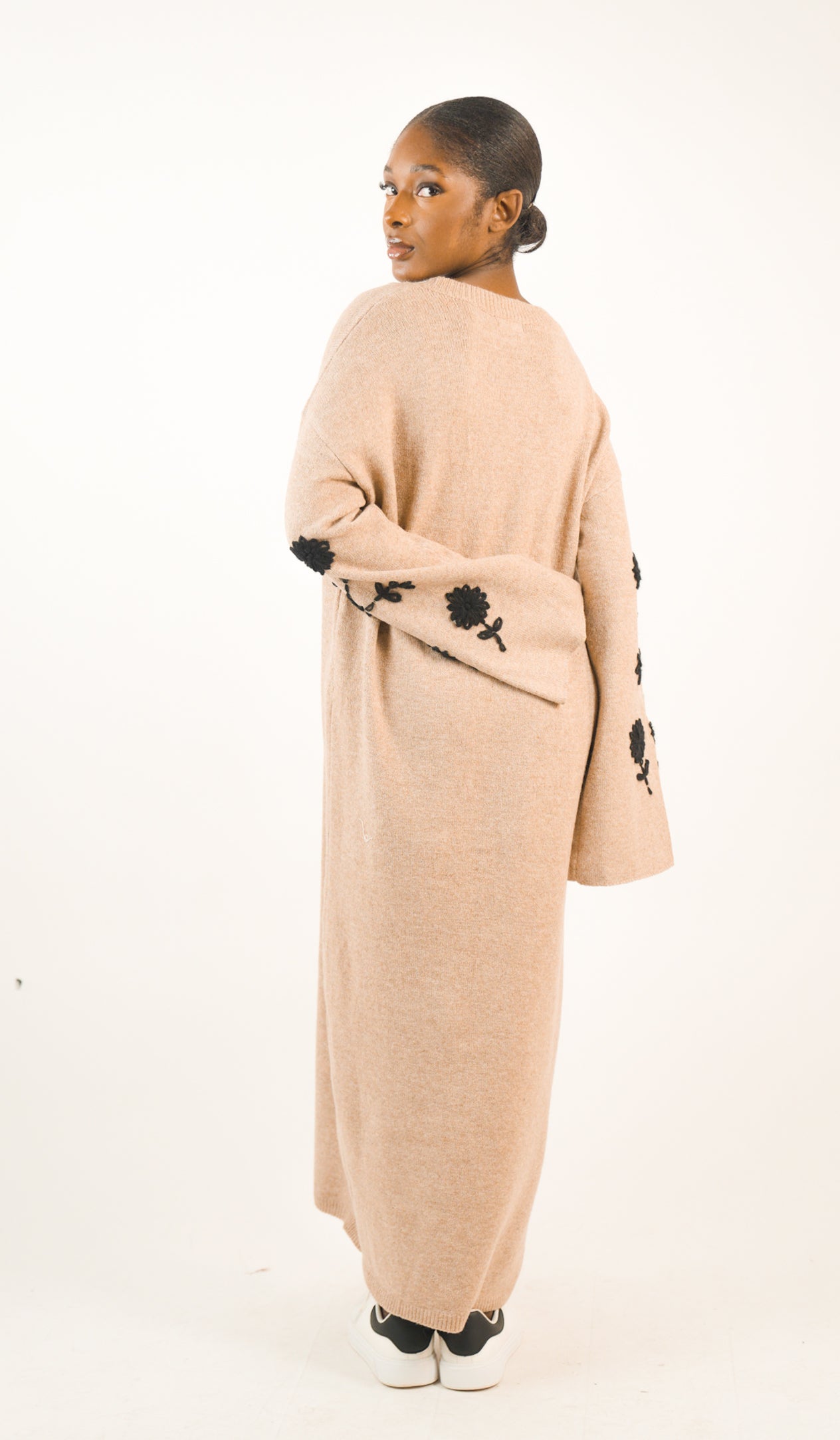 Robe pull longue avec manches fleuries