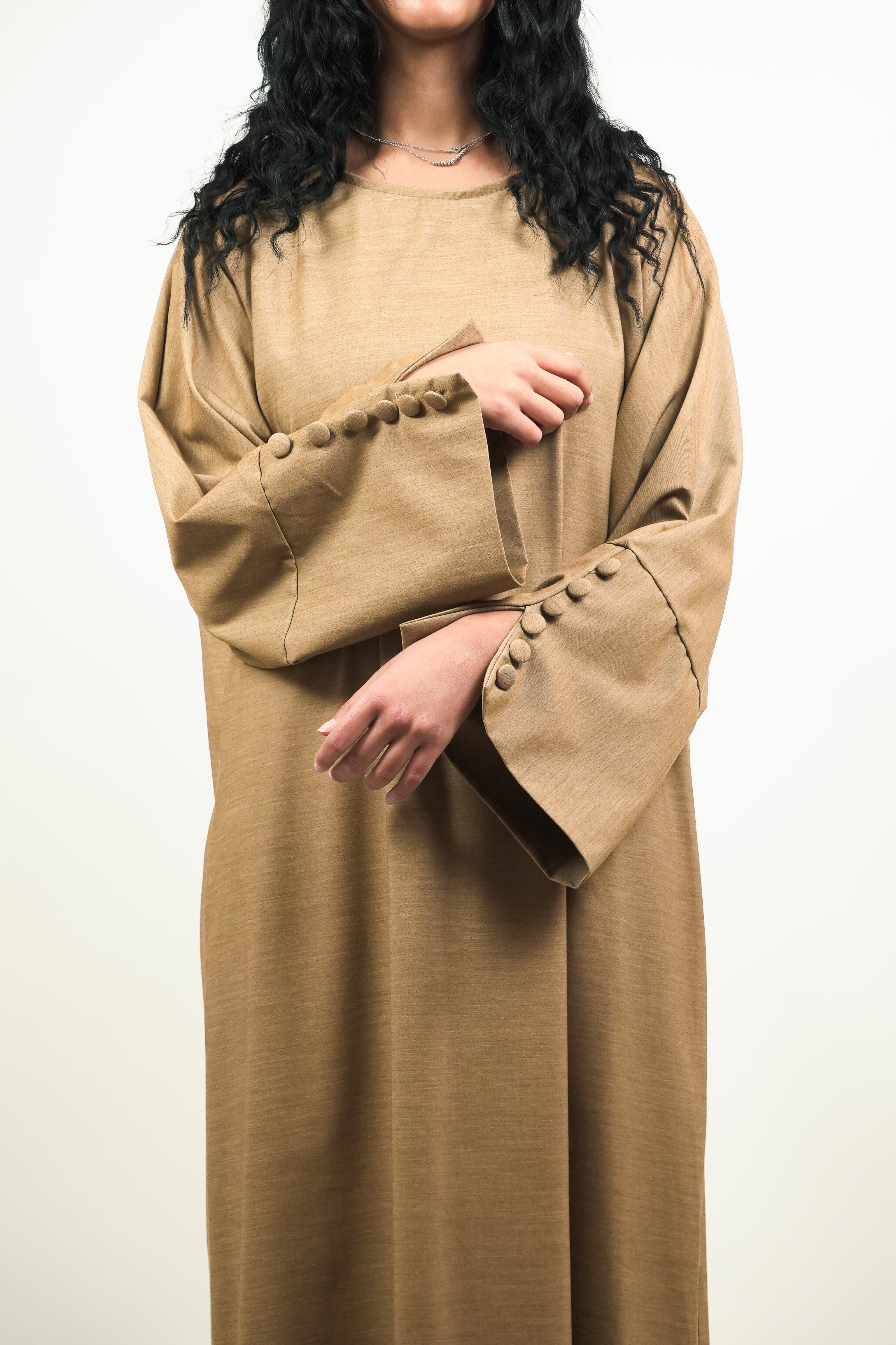 Abaya manches boutonnées – tenue élégante et confortable au quotidien