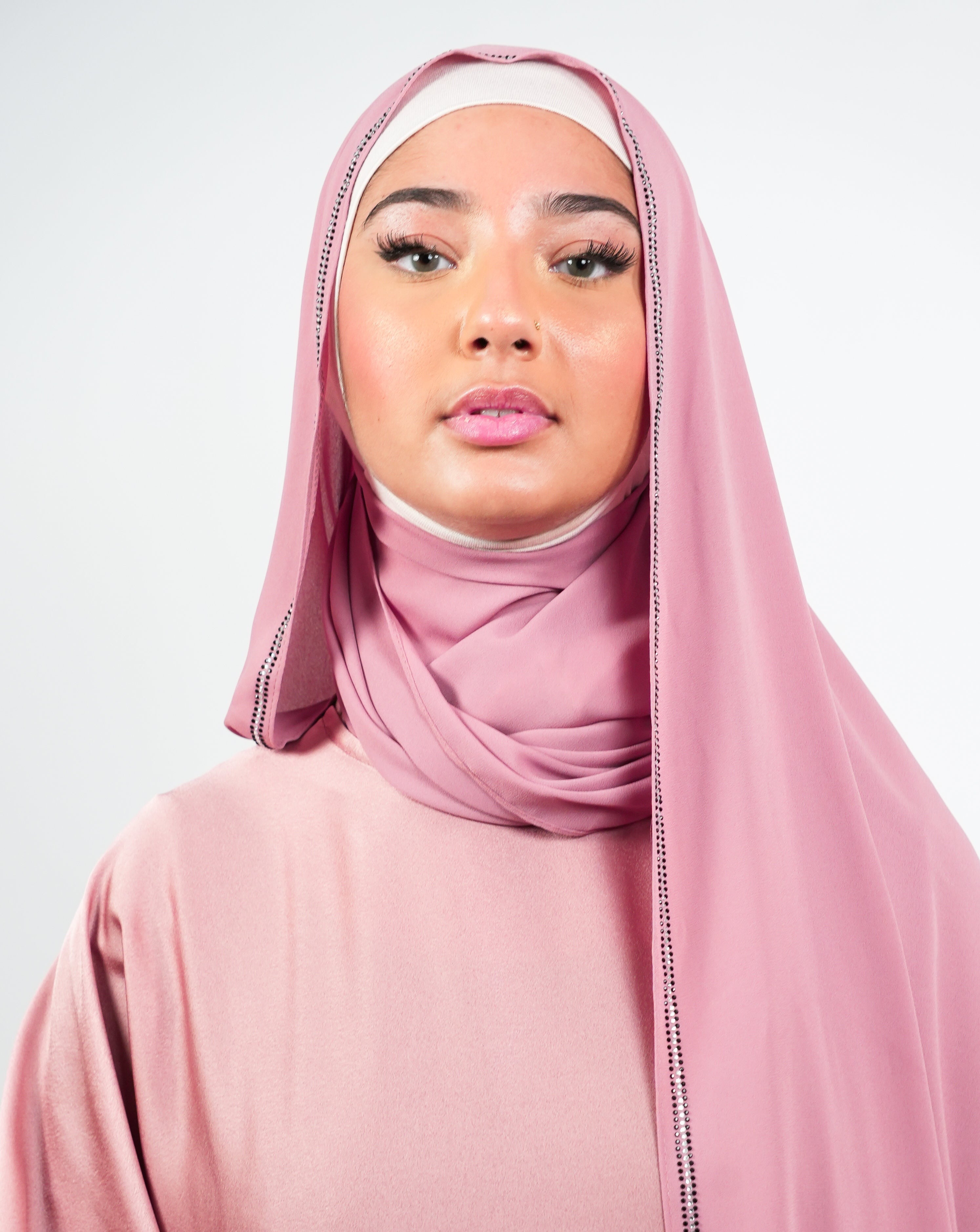 Hijab mousseline strass – vêtement traditionnel au style raffiné