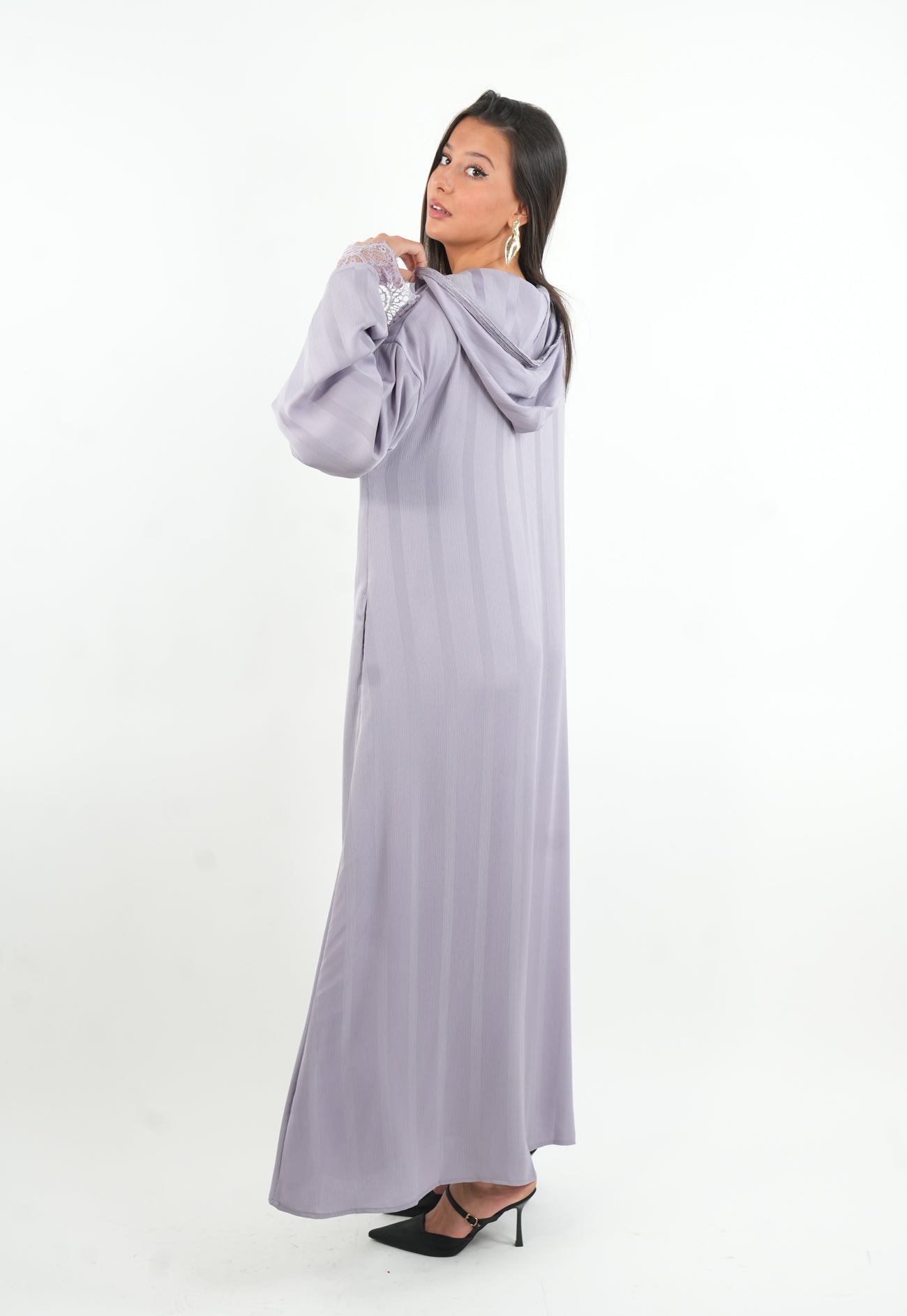 Robe capuche manches dentelles