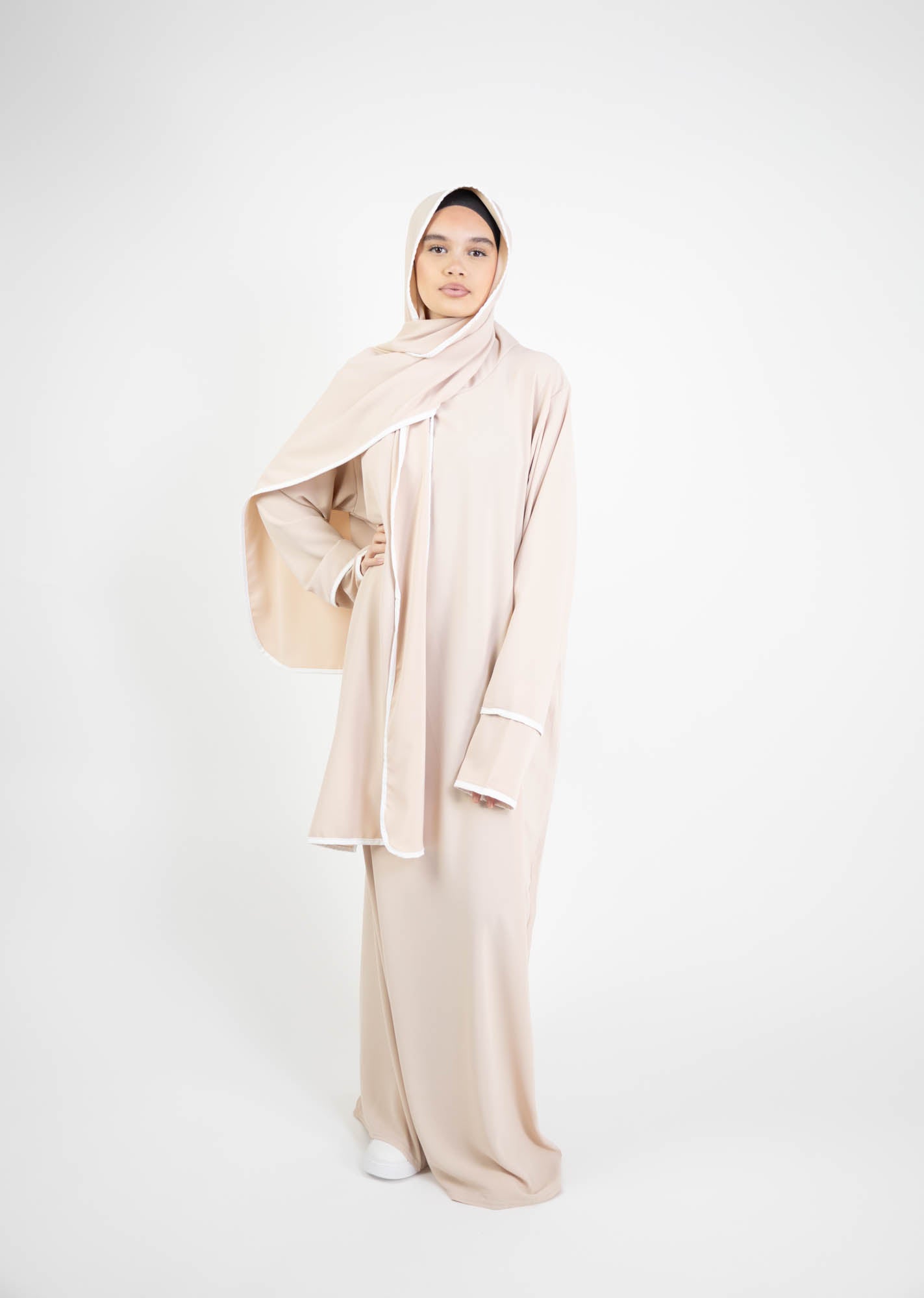 Robe de prière avec voile intégré et bordure blanche