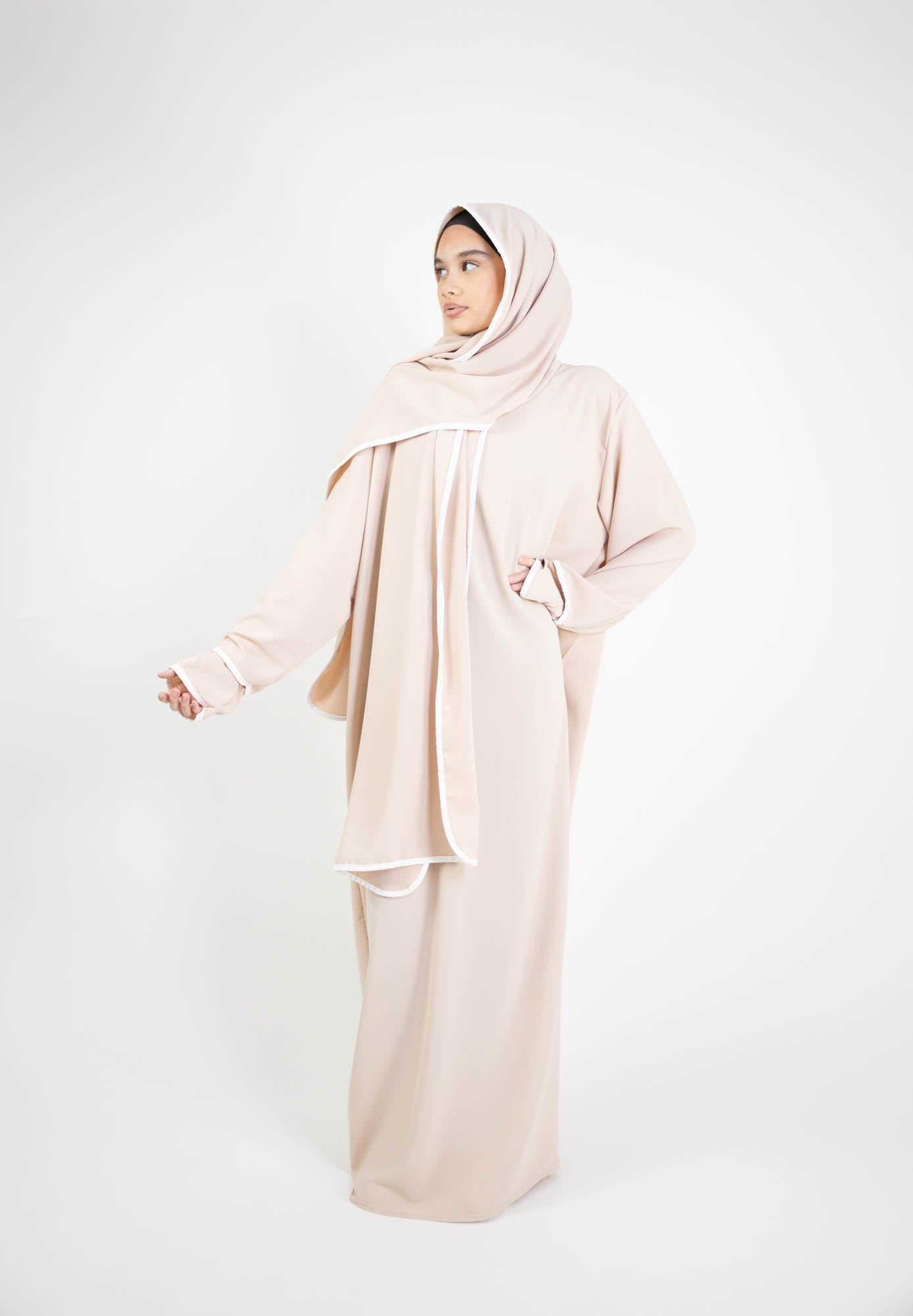 Robe de prière avec voile intégré et bordure blanche