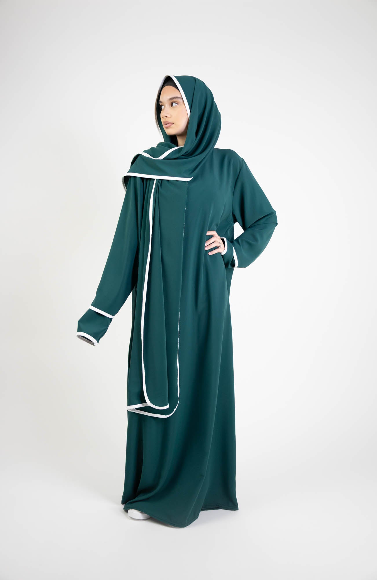 Robe de prière avec voile intégré et bordure blanche