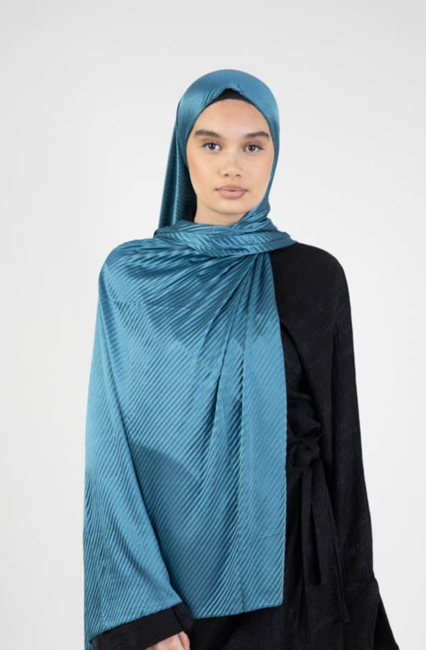 hijab plisado de satén