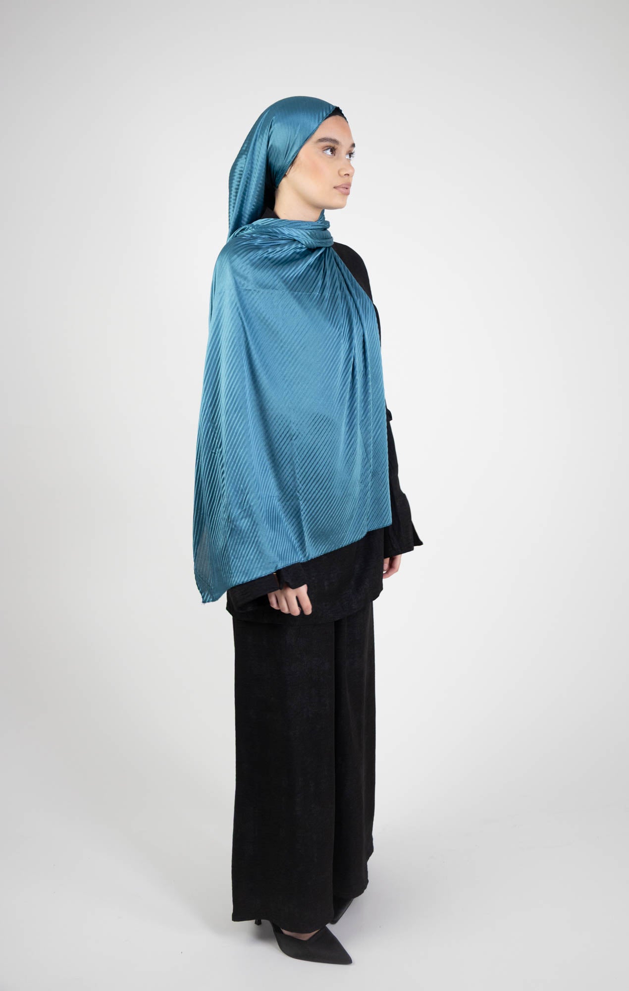 hijab plisado de satén