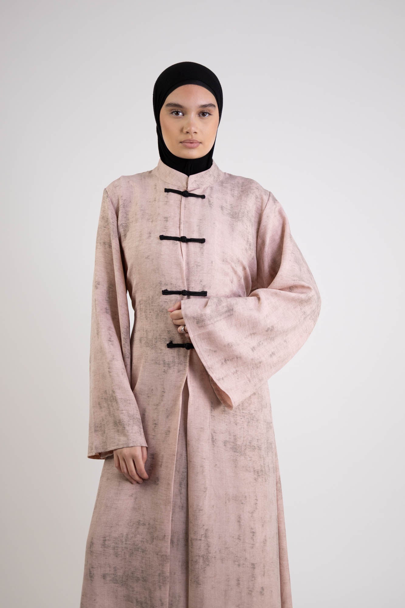 Conjunto para mujer: vestido sin mangas y kimono largo abotonado