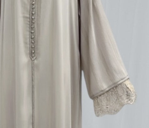 Robe capuche manches dentelles