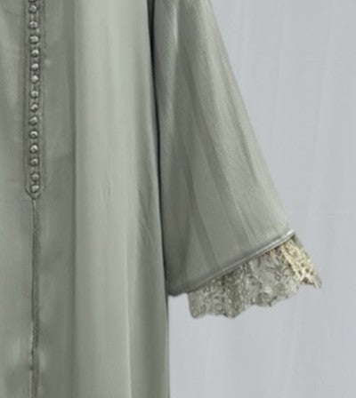 Robe capuche manches dentelles