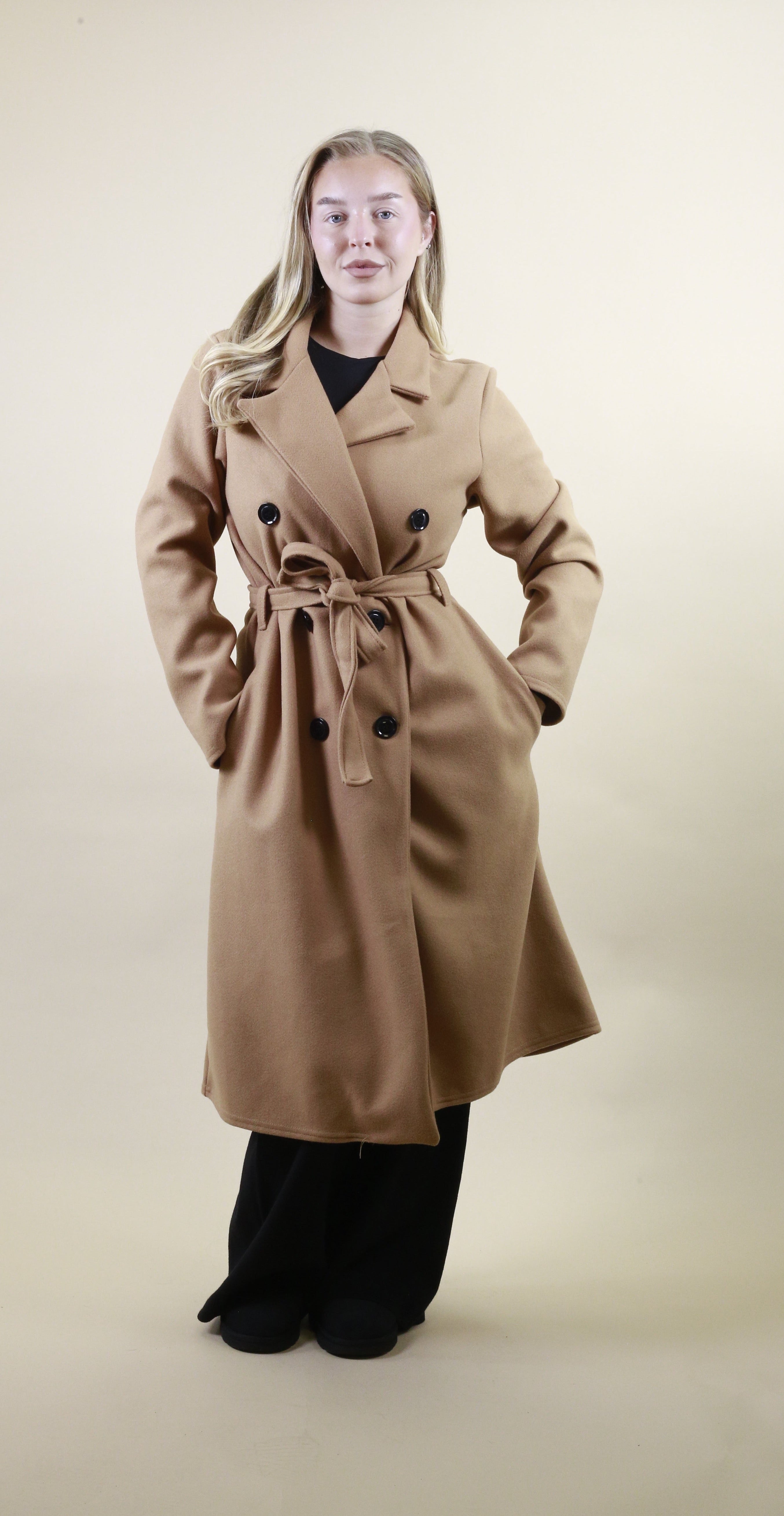 Manteau boutonné avec ceinture