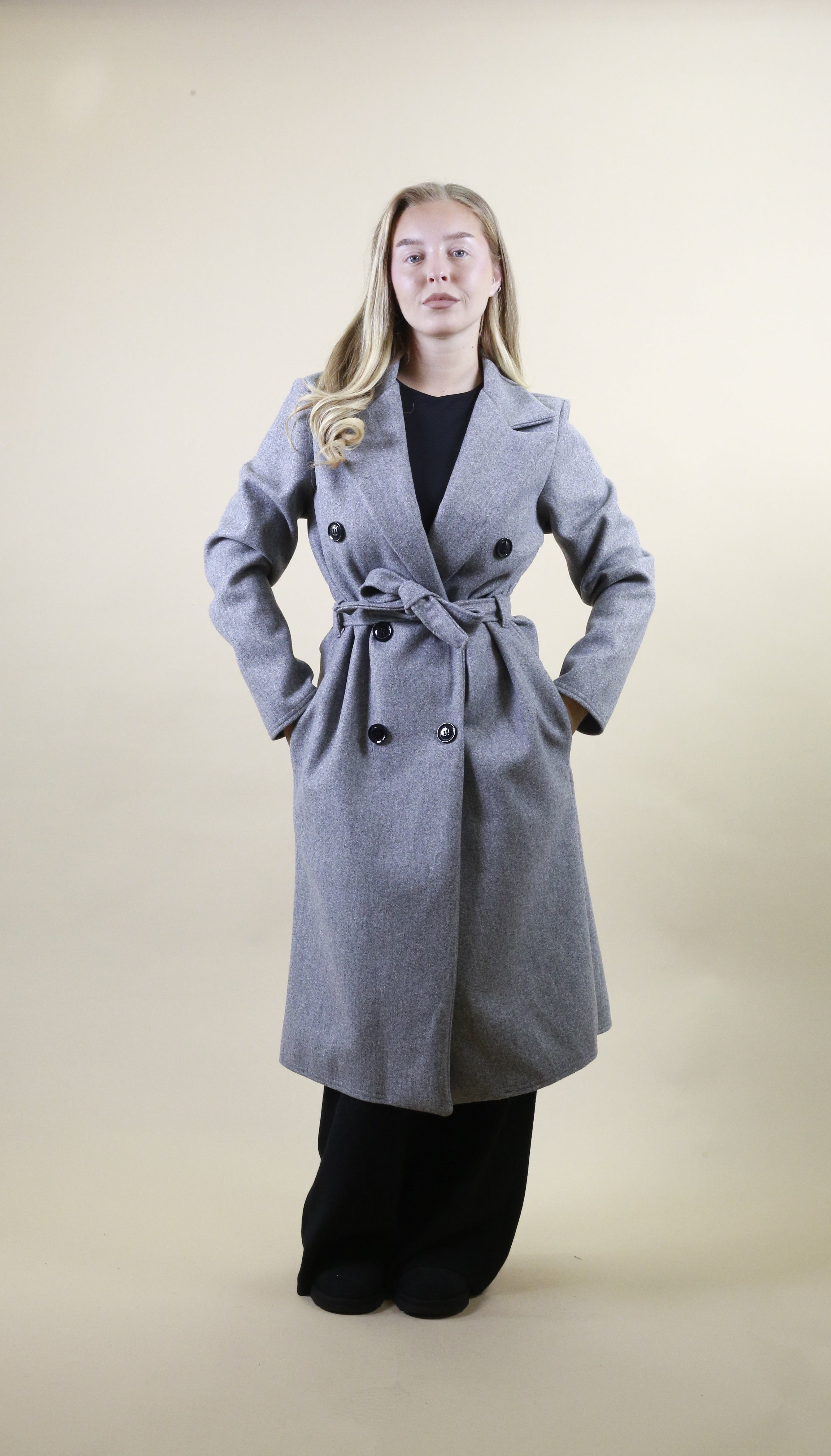 Manteau boutonné avec ceinture – produit proposé sur Souk Dubaï