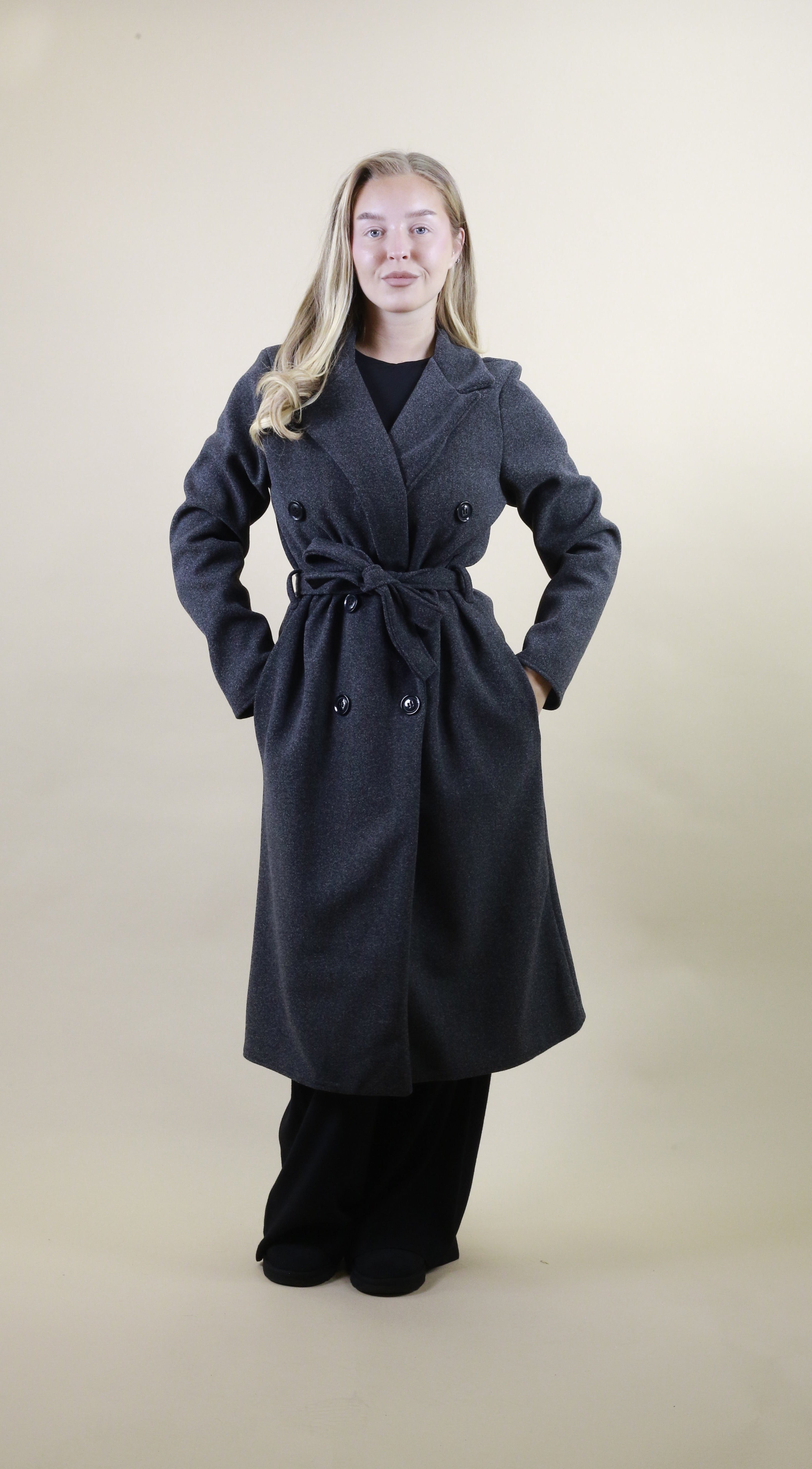 Manteau boutonné avec ceinture