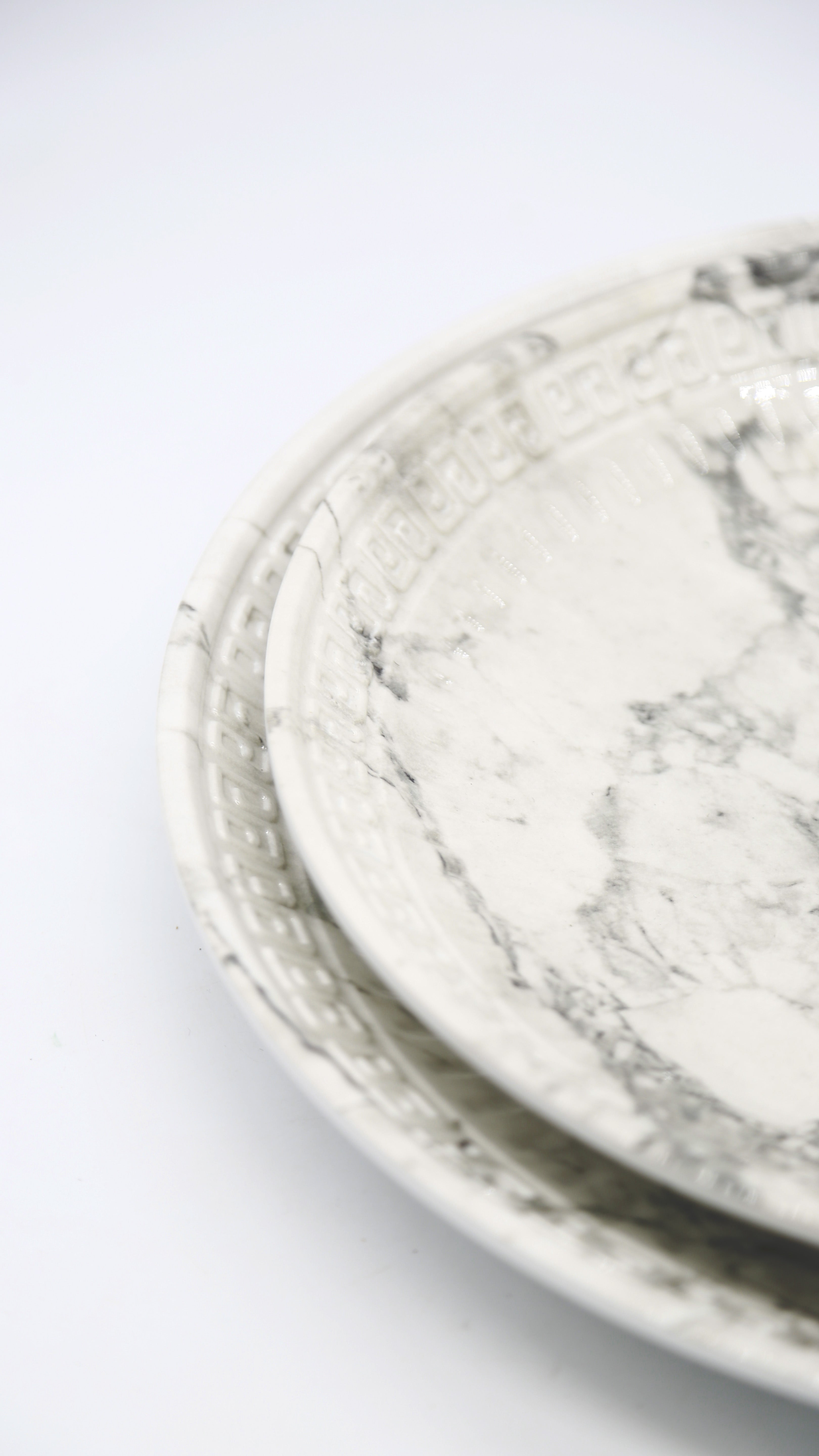 Assiettes rondes en plastique effet marbre avec motif en relief