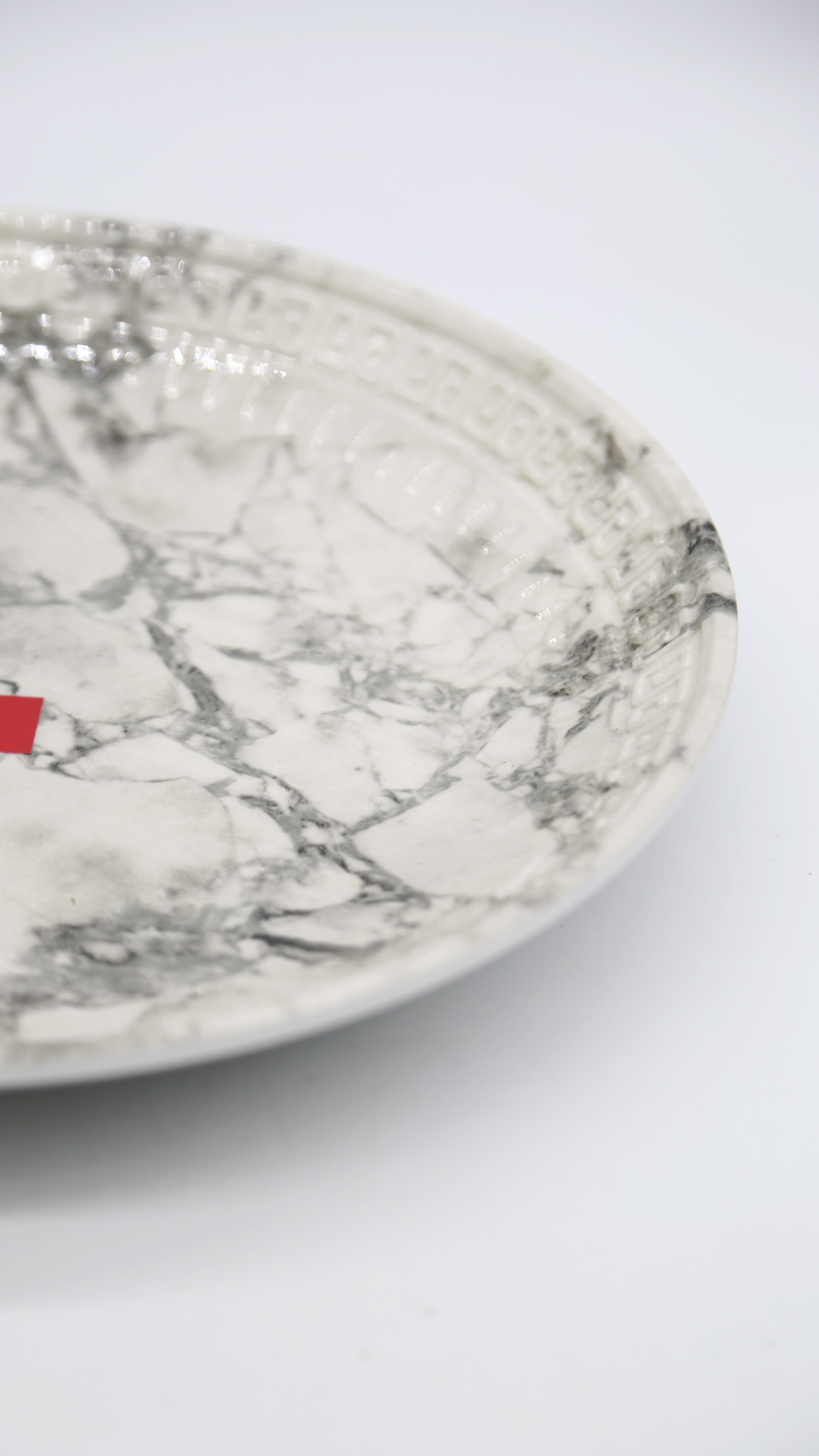 Assiettes rondes en plastique effet marbre avec motif en relief