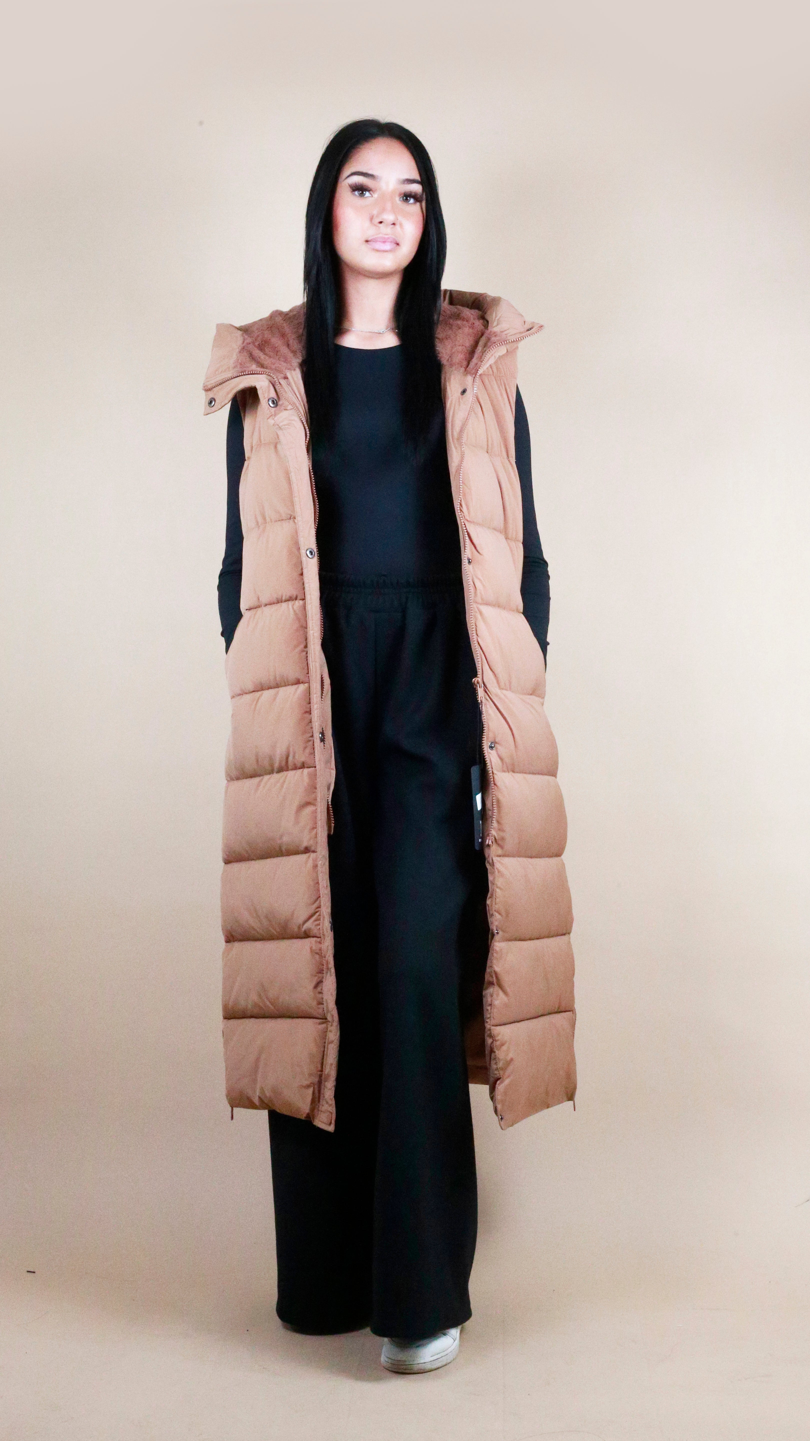 Doudoune sans manches avec capuche fourrure – parfum concentré aux notes boisées ou florales