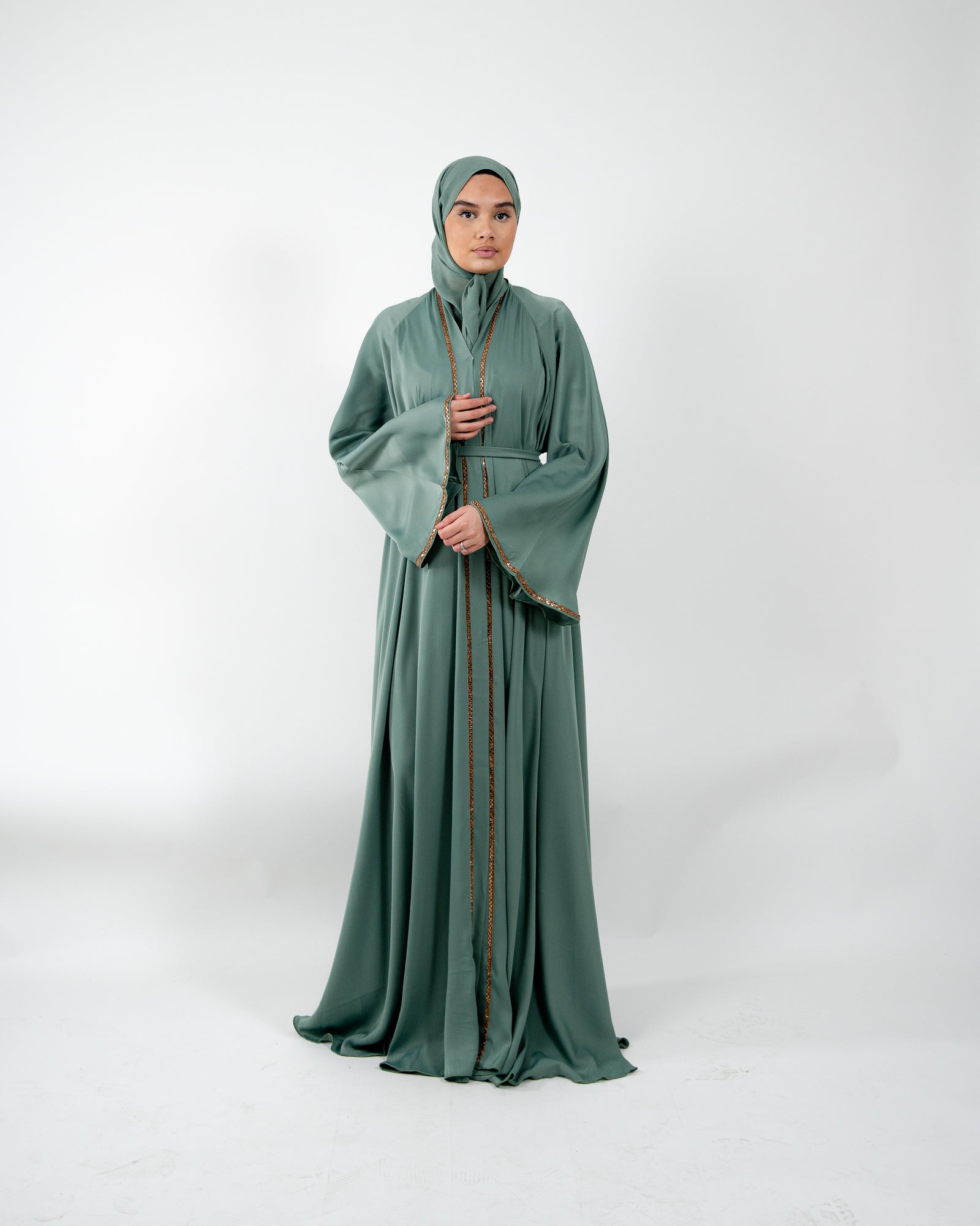 Abaya de Dubaï avec strass dorée sur le long de la fermeture, parfaite pour des événements