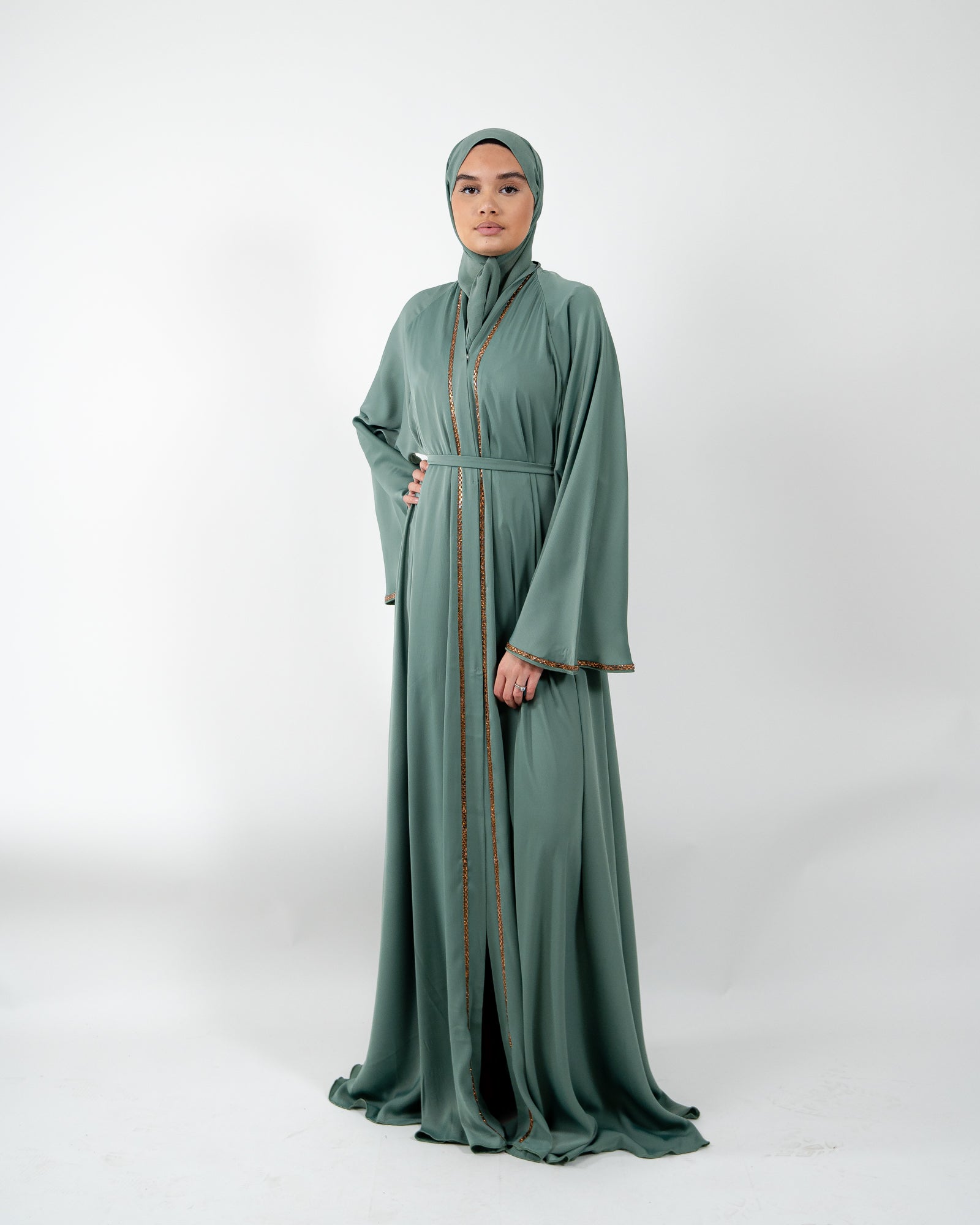 Abaya de Dubaï avec strass dorée sur le long de la fermeture, parfaite pour des événements