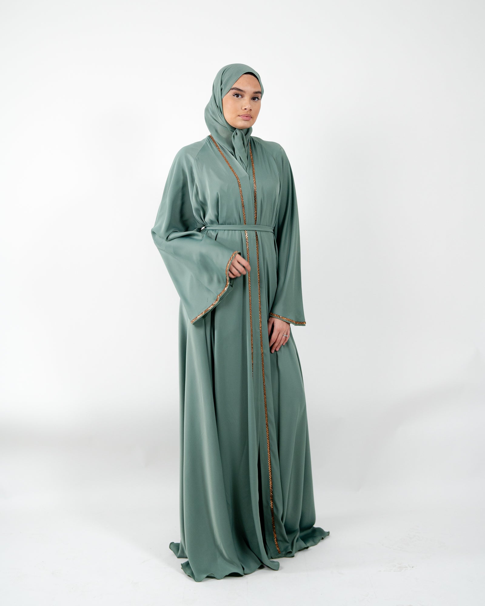 Abaya de Dubaï avec strass dorée sur le long de la fermeture, parfaite pour des événements