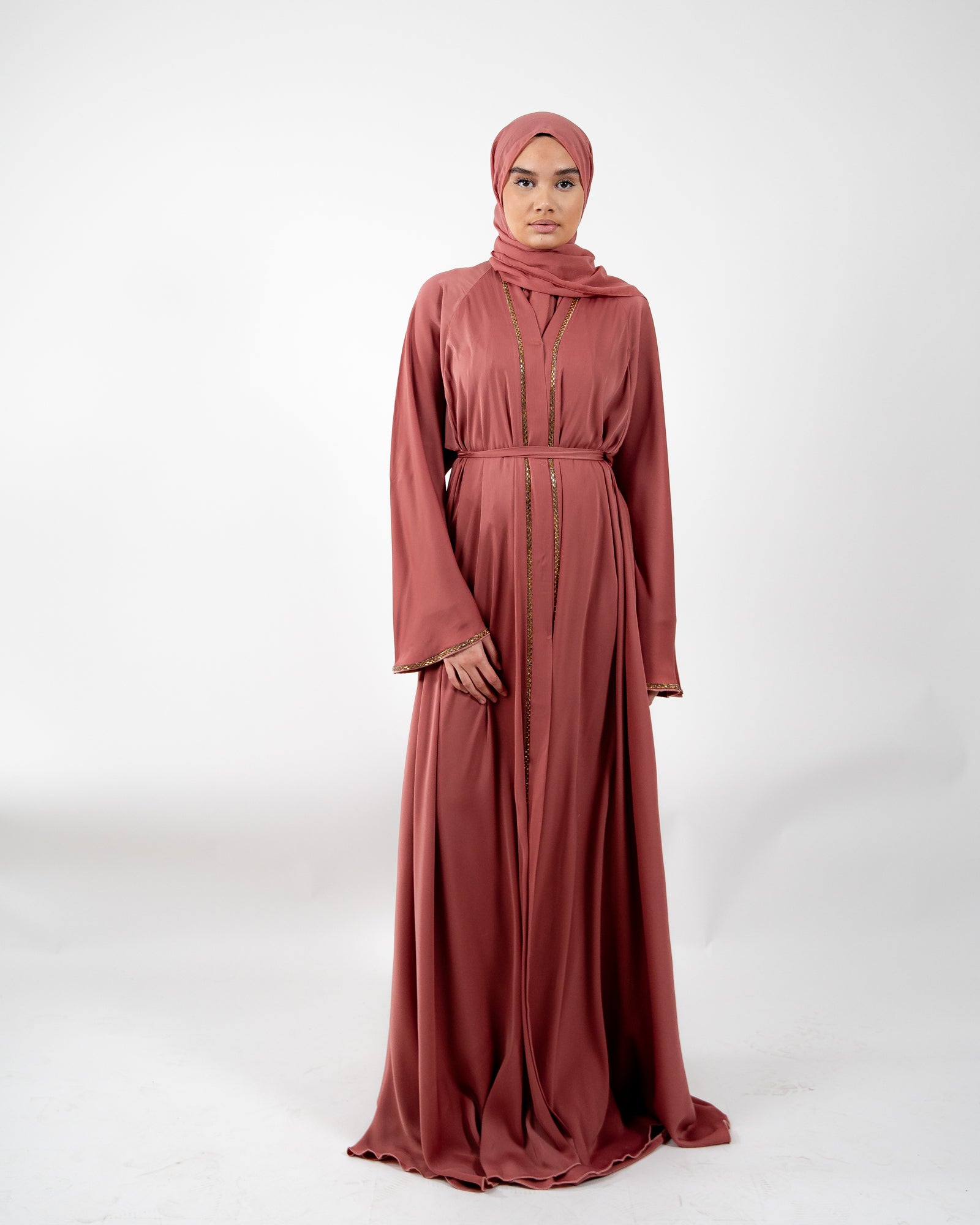 Abaya de Dubaï avec strass dorée sur le long de la fermeture, parfaite pour des événements