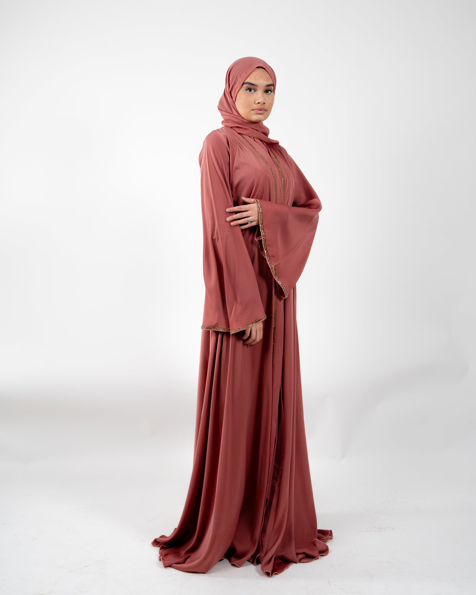 Abaya de Dubaï avec strass dorée sur le long de la fermeture, parfaite pour des événements