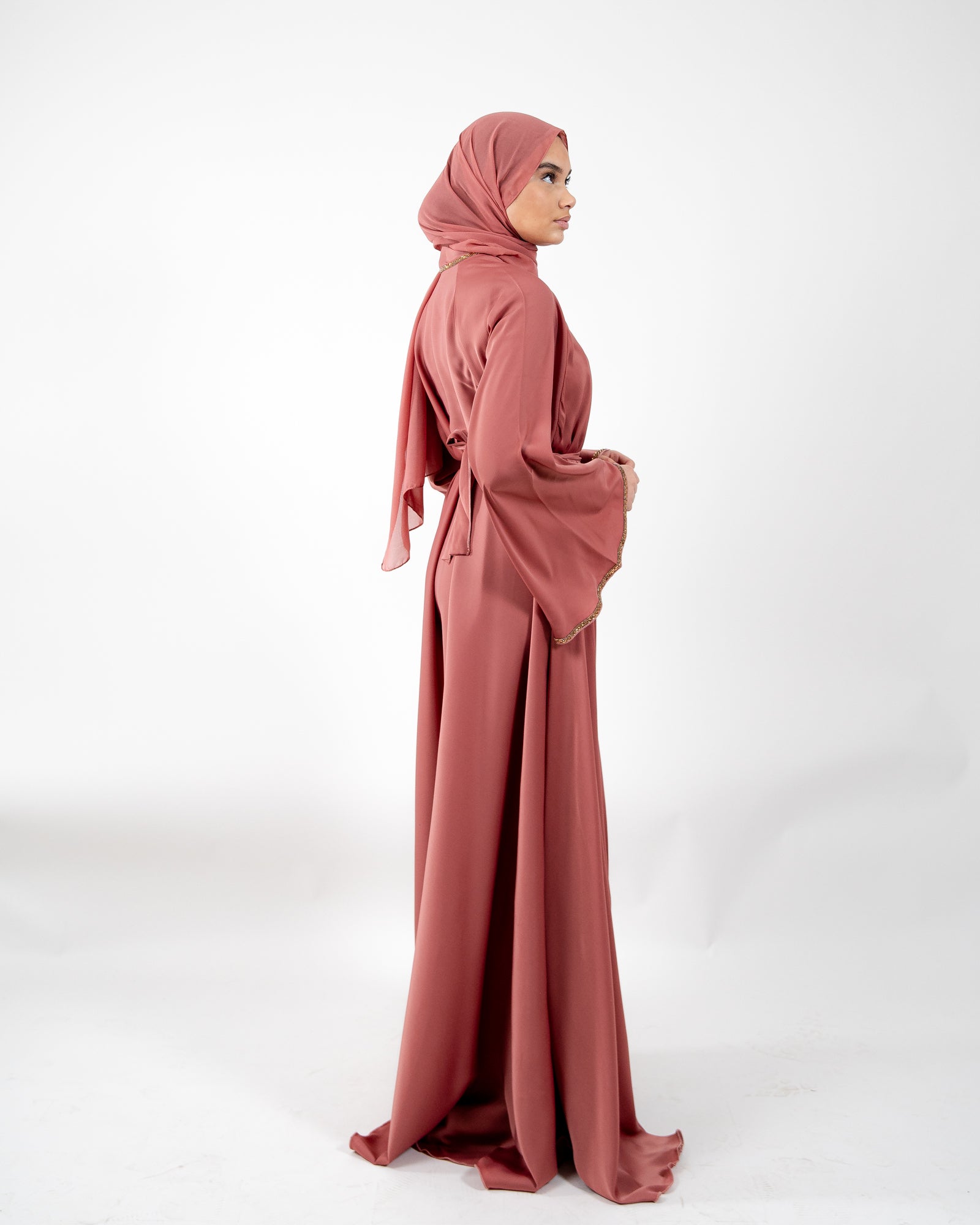 Abaya de Dubaï avec strass dorée sur le long de la fermeture, parfaite pour des événements