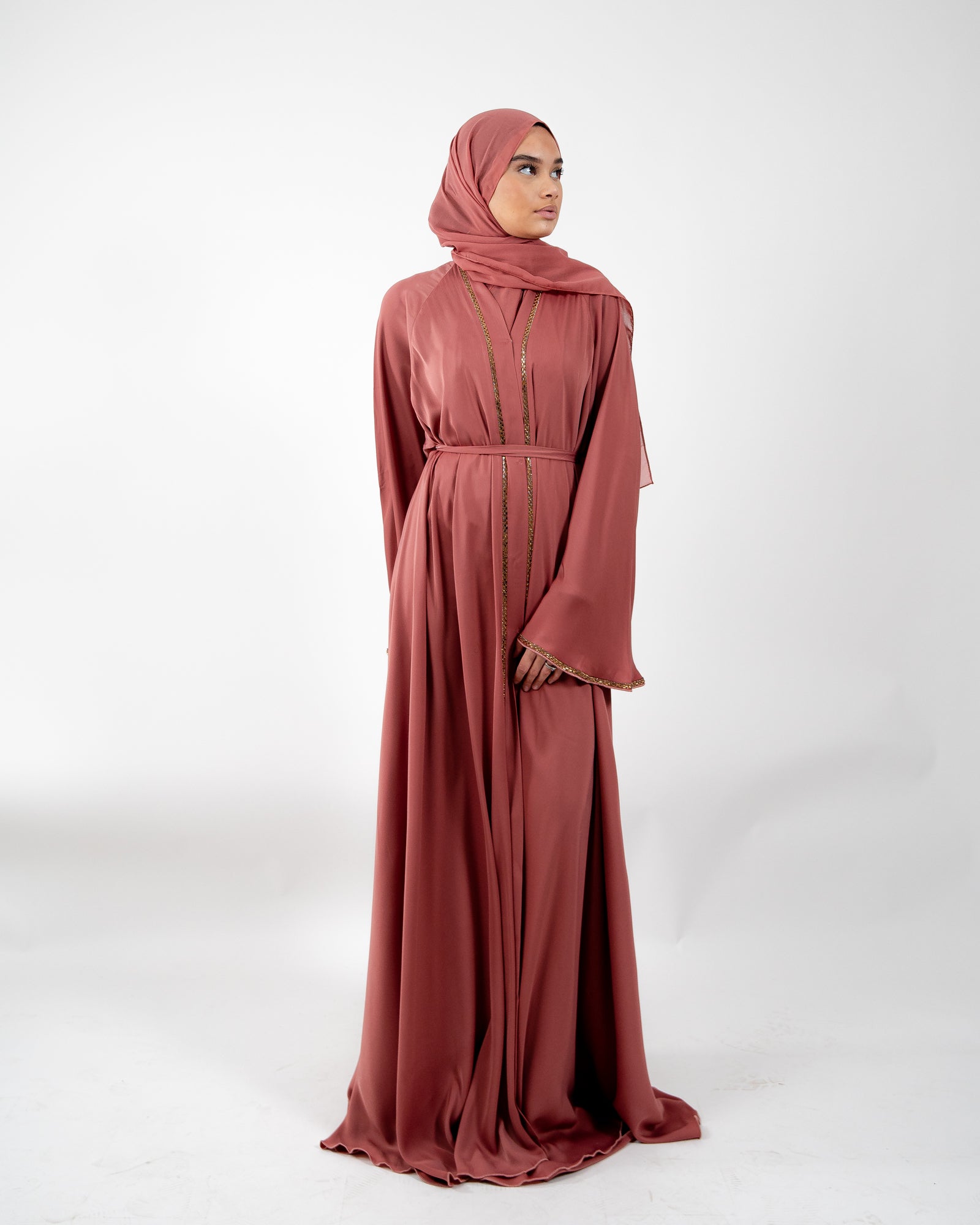 Abaya de Dubaï avec strass dorée sur le long de la fermeture, parfaite pour des événements