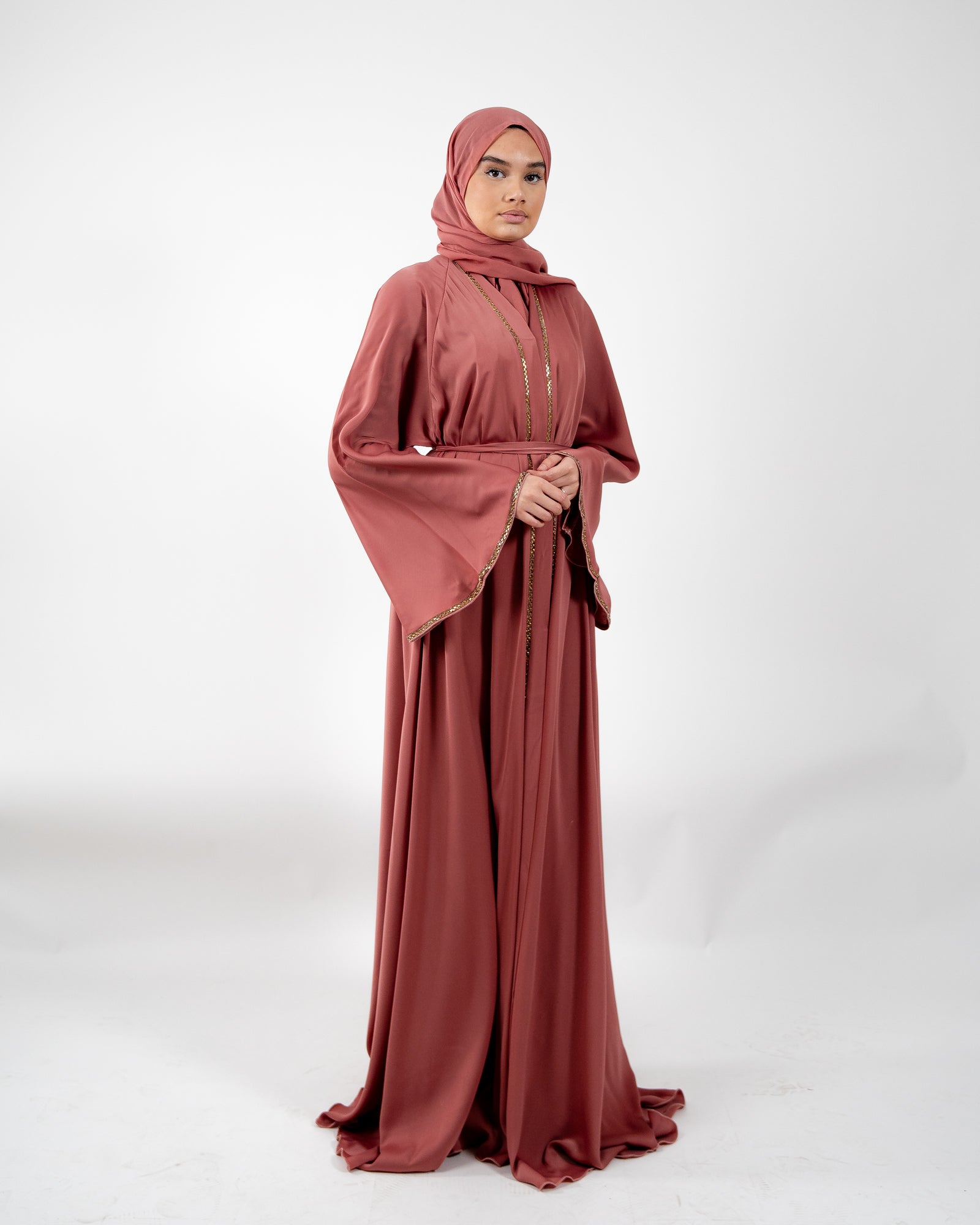 Abaya de Dubaï avec strass dorée sur le long de la fermeture, parfaite pour des événements