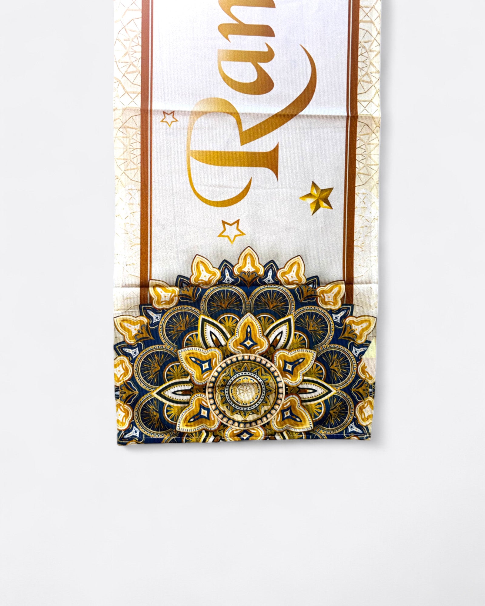 Chemin de table avec motifs orientales, avec écriture Ramadan Kareem.