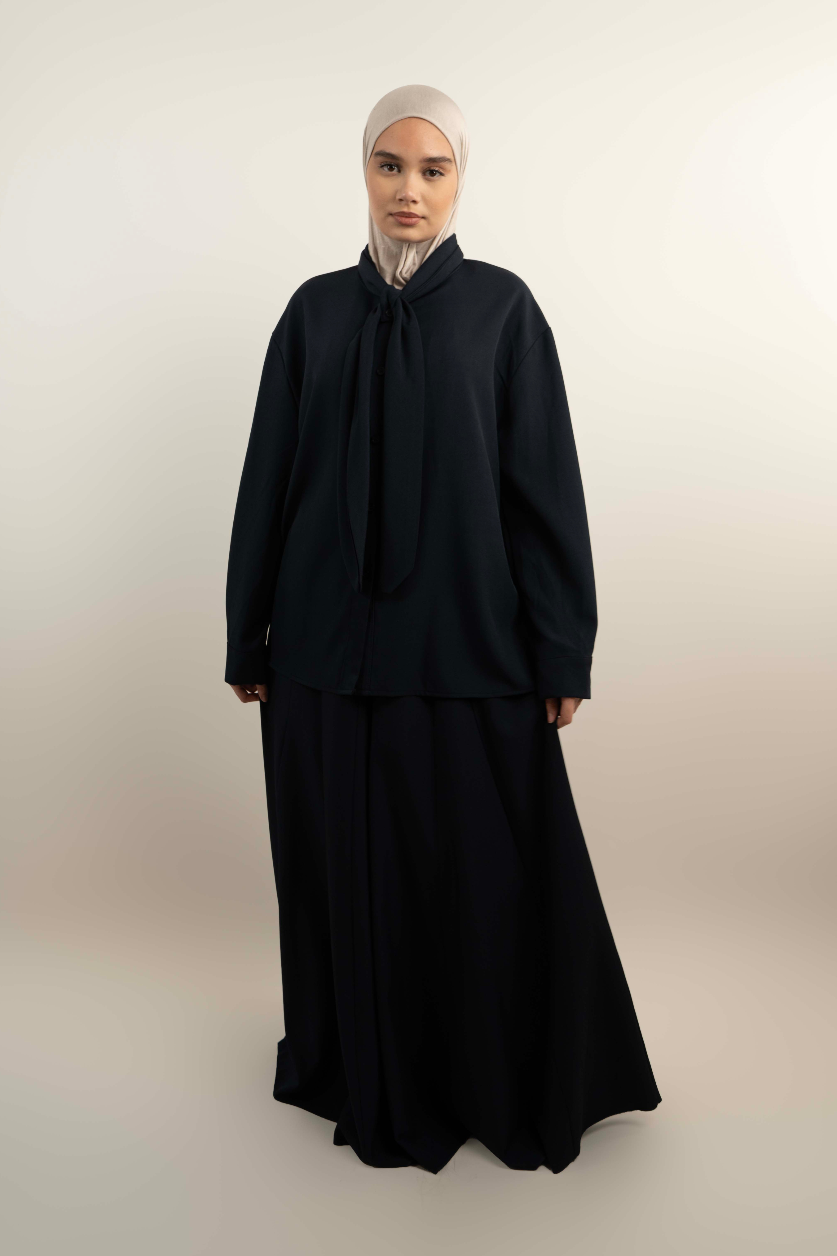 Ensemble chemise à nœud et jupe longue évasée