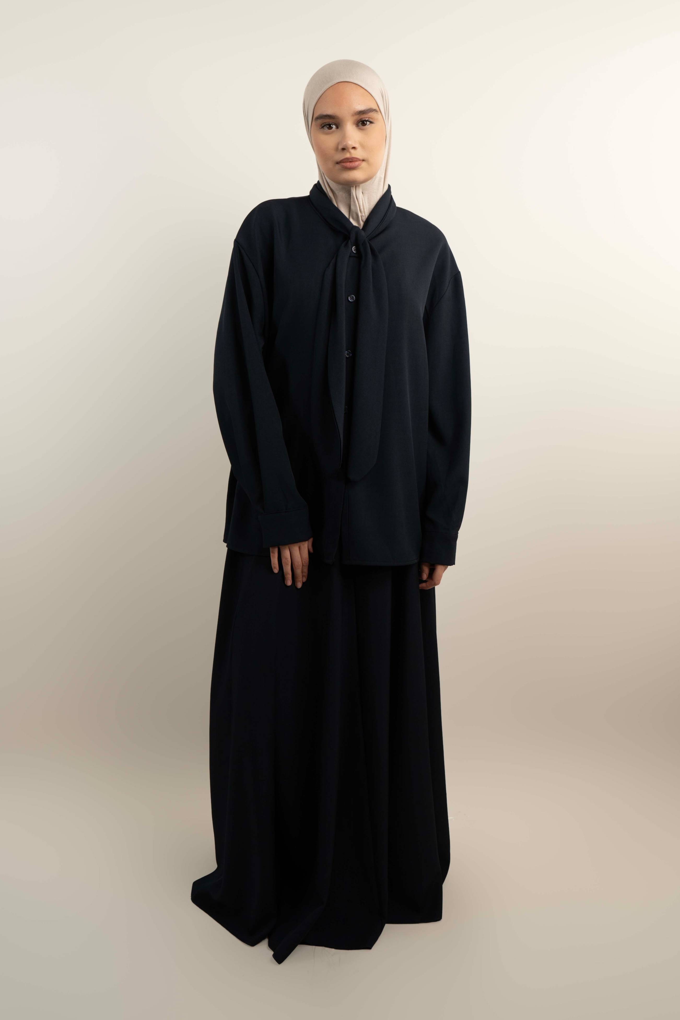 Ensemble chemise à nœud et jupe longue évasée