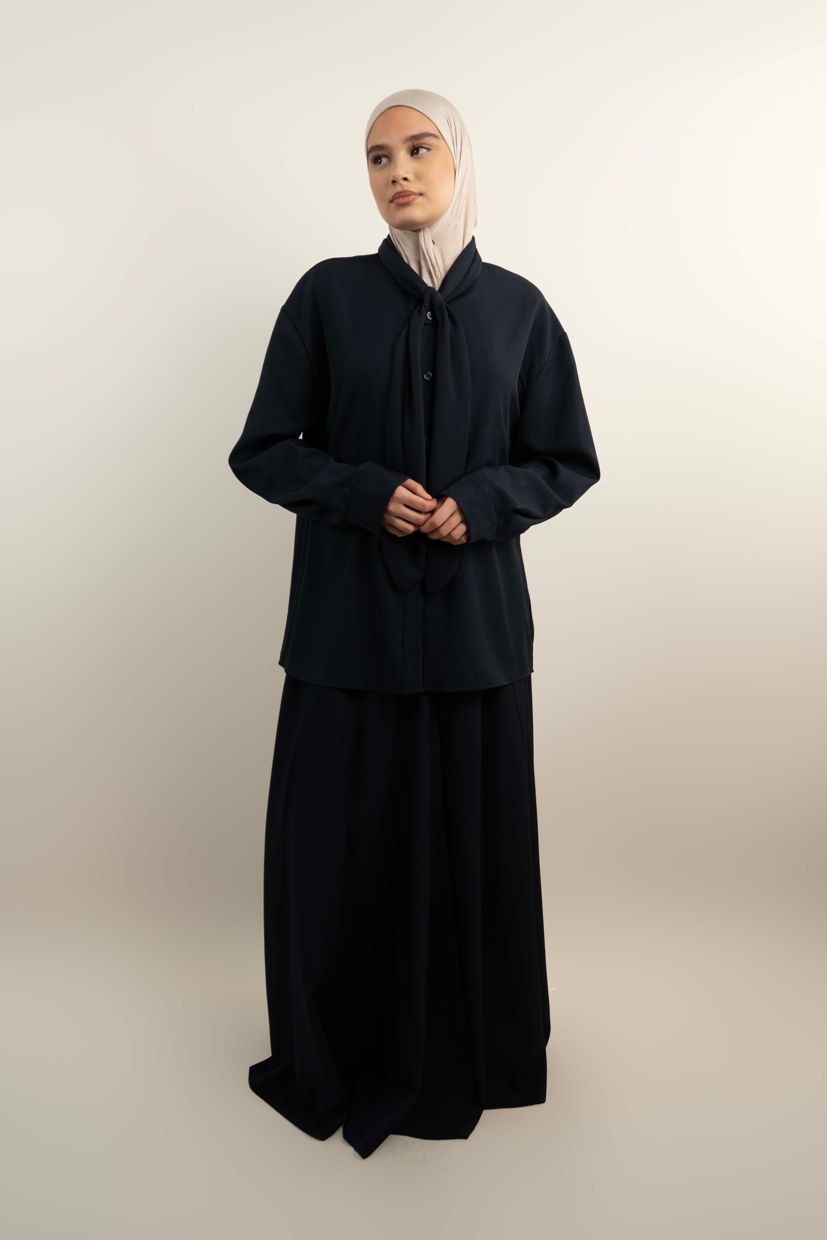 Ensemble chemise à nœud et jupe longue évasée