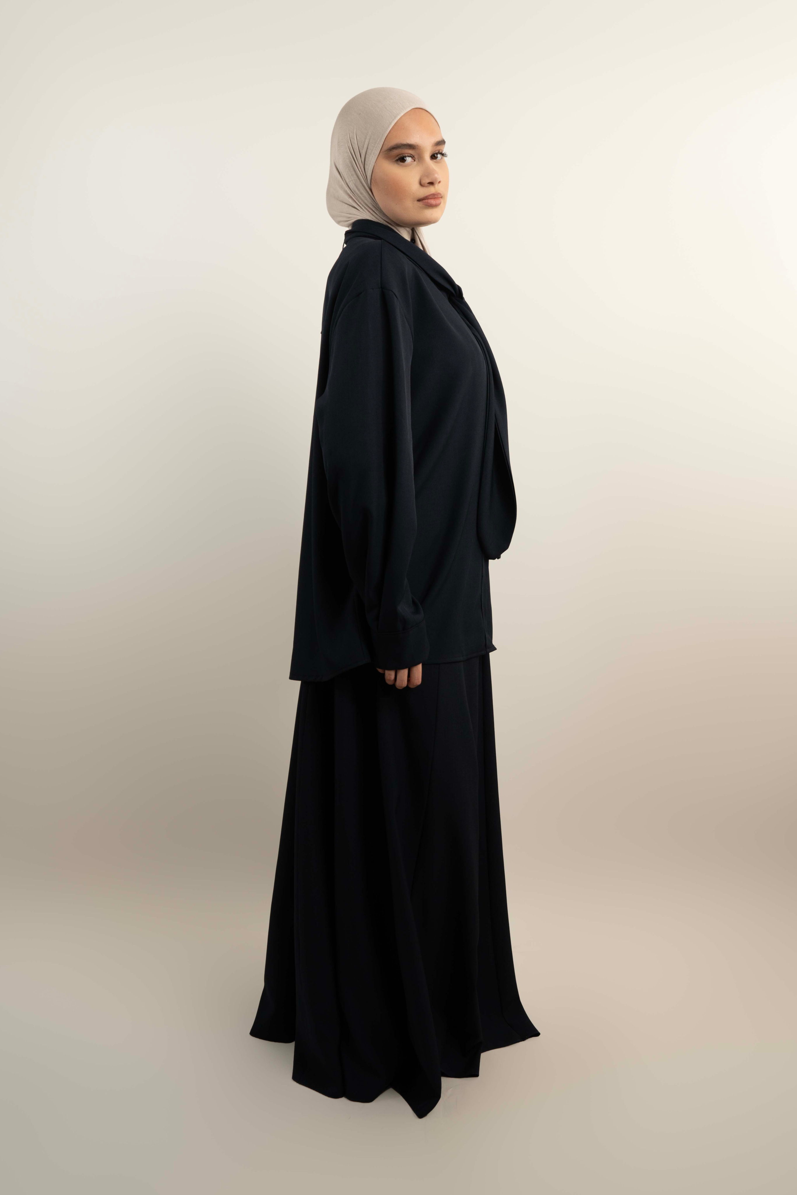 Ensemble chemise à nœud et jupe longue évasée