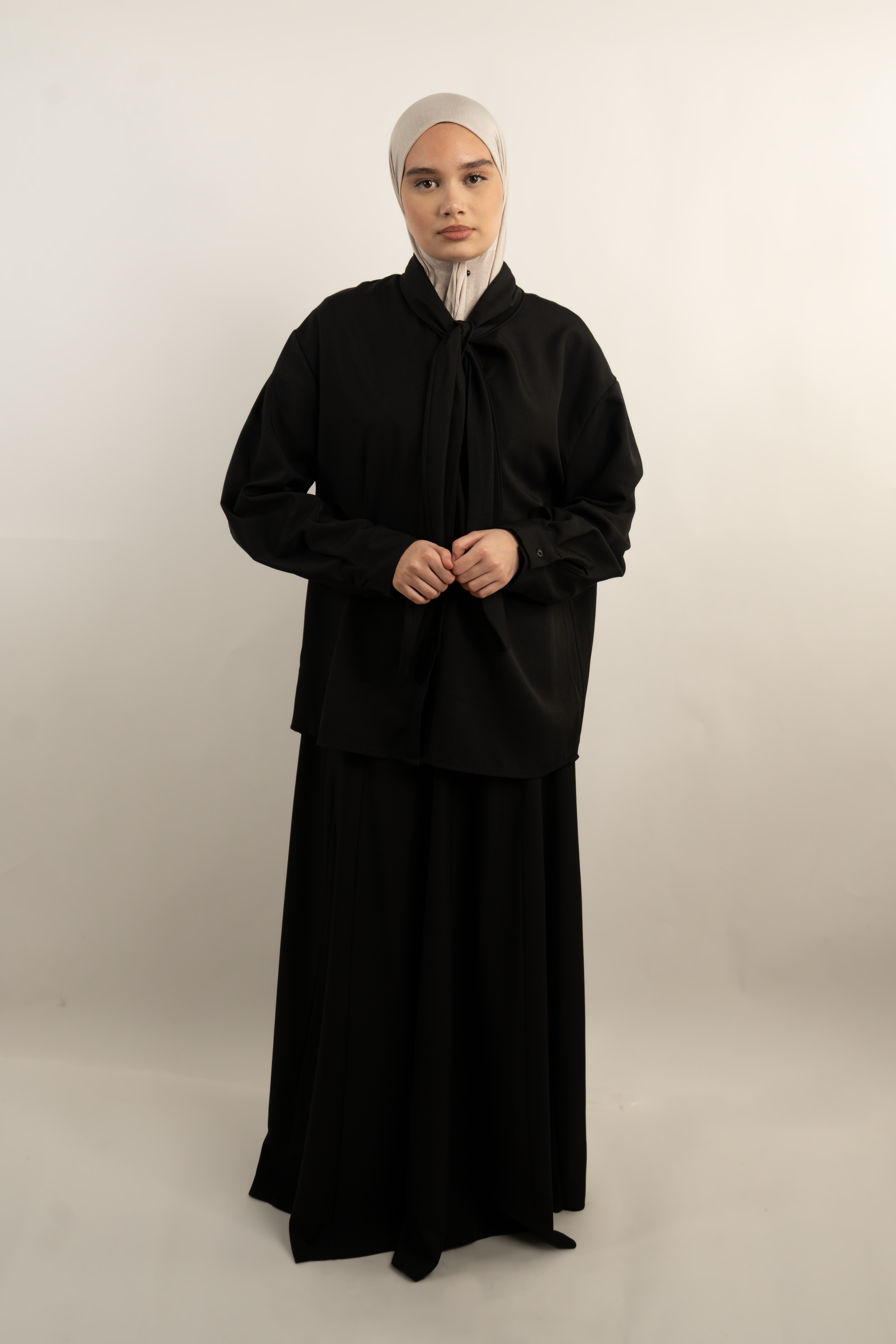 Ensemble chemise à nœud et jupe longue évasée