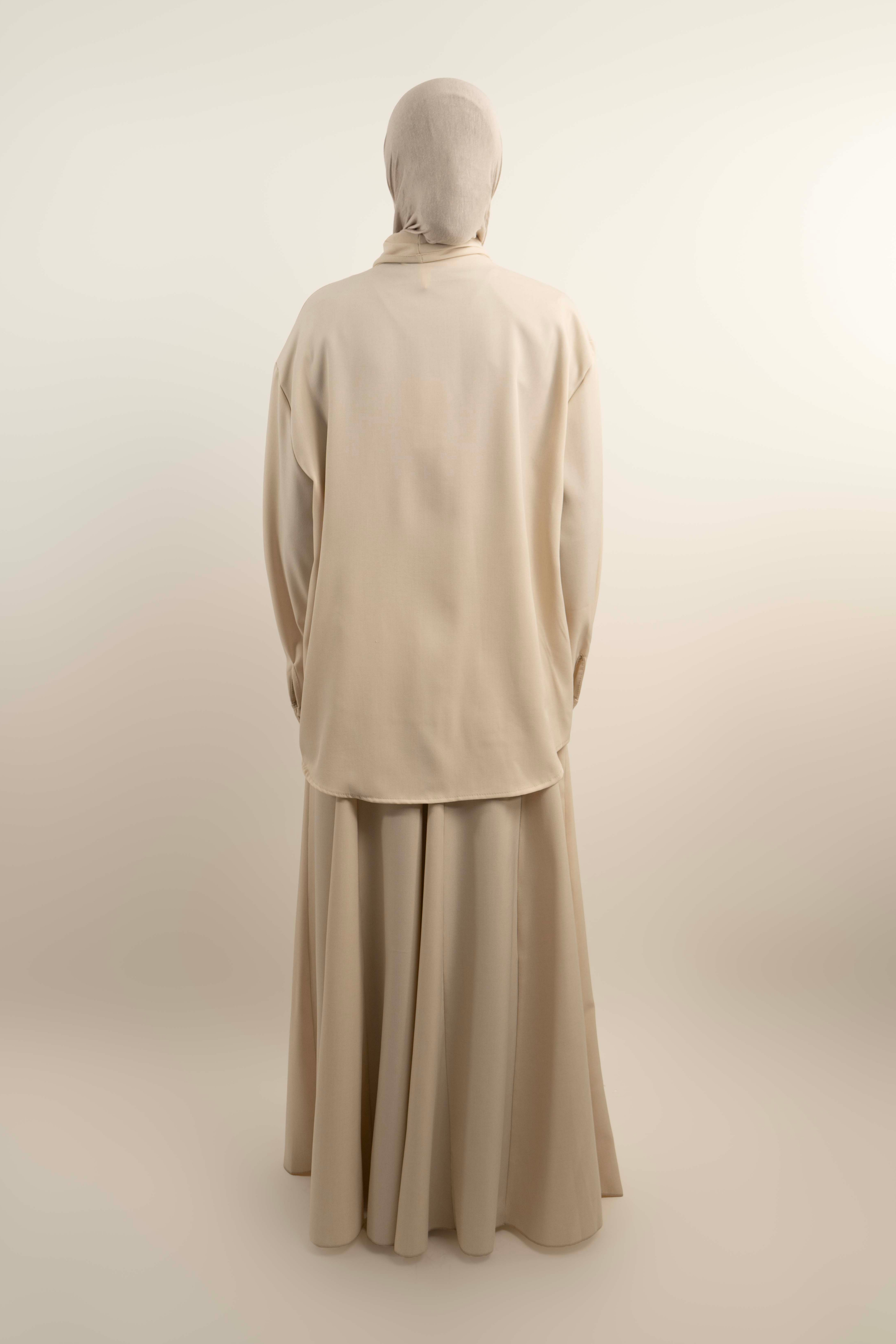 Ensemble chemise à nœud et jupe longue évasée