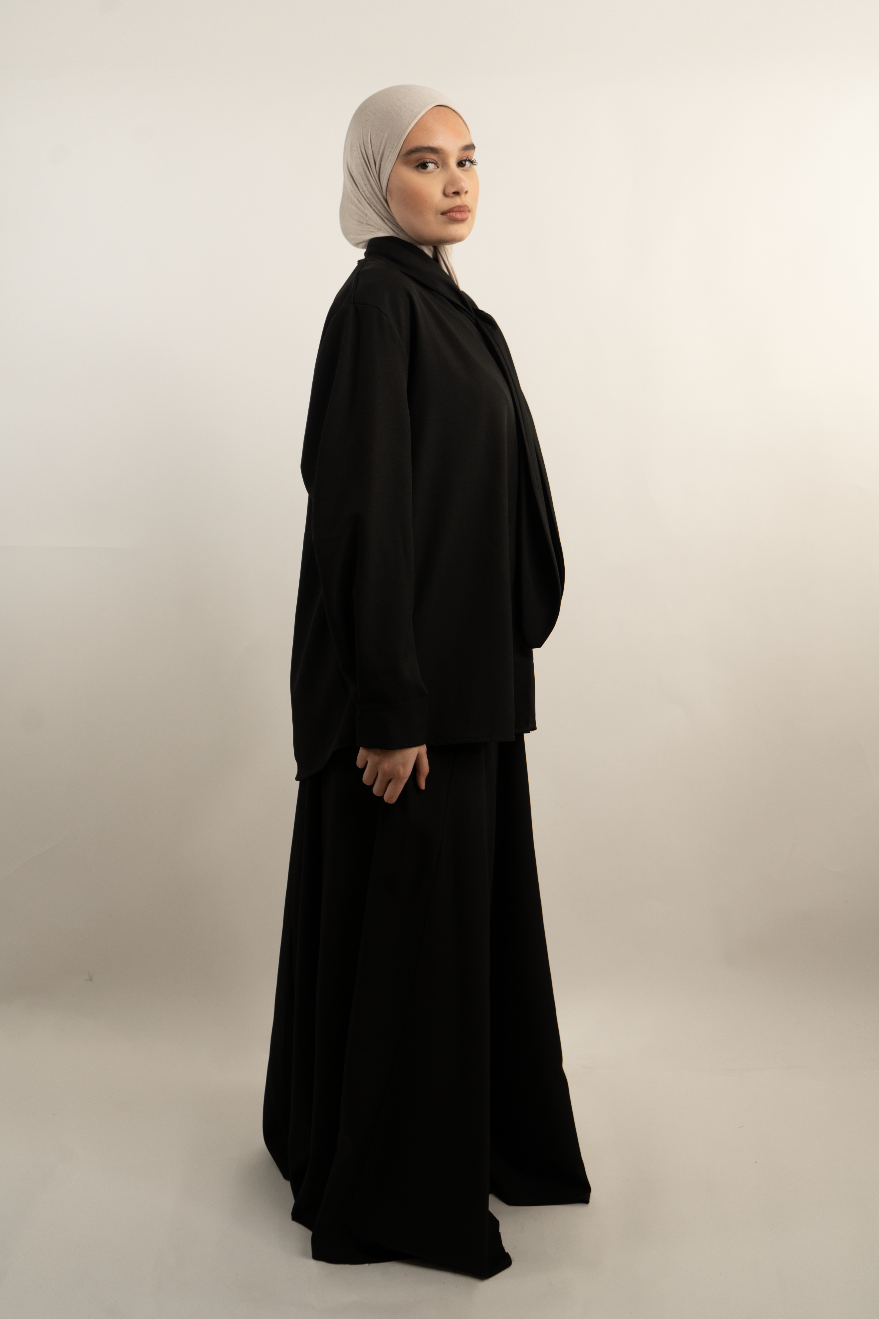 Ensemble chemise à nœud et jupe longue évasée