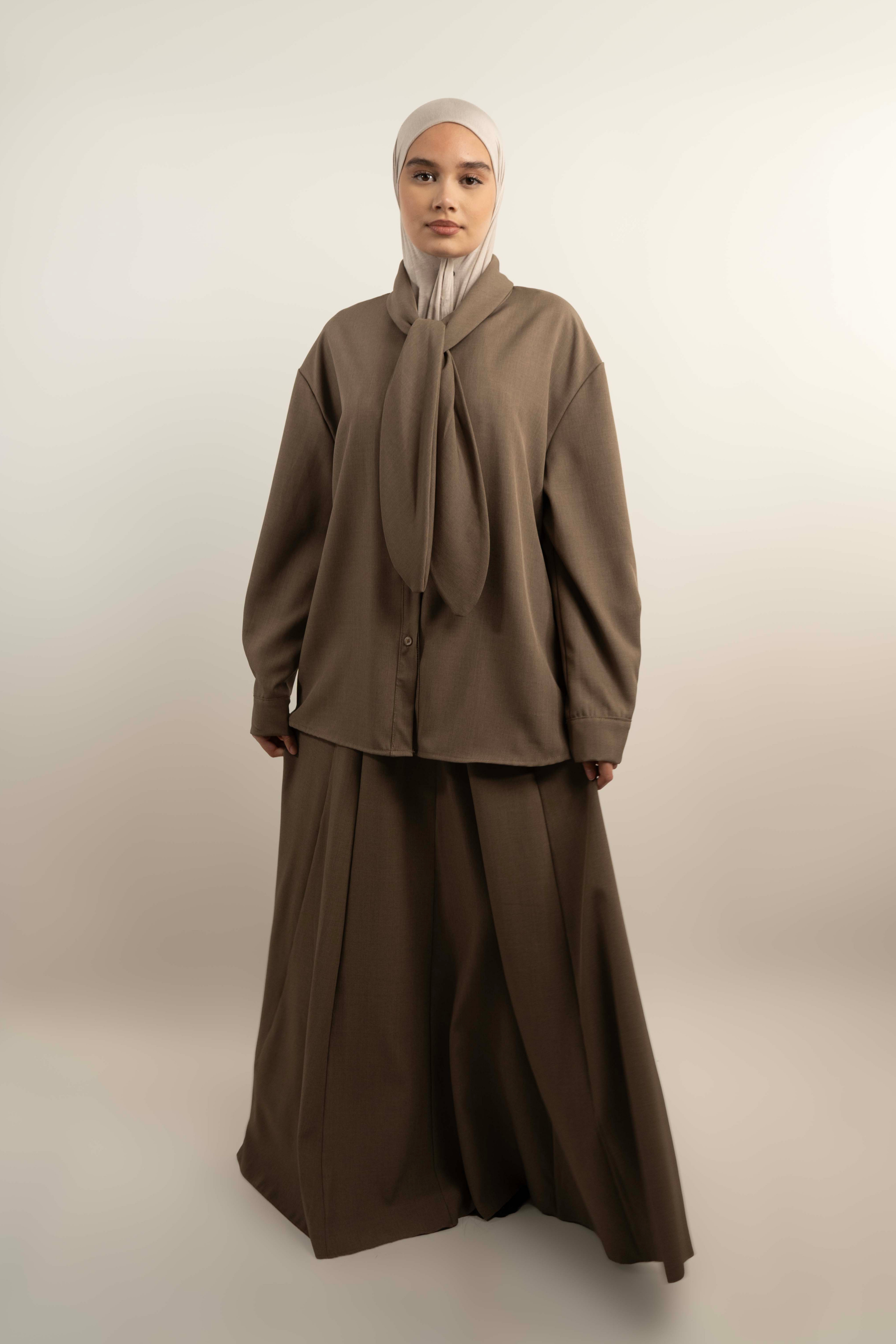 Ensemble chemise à nœud et jupe longue évasée