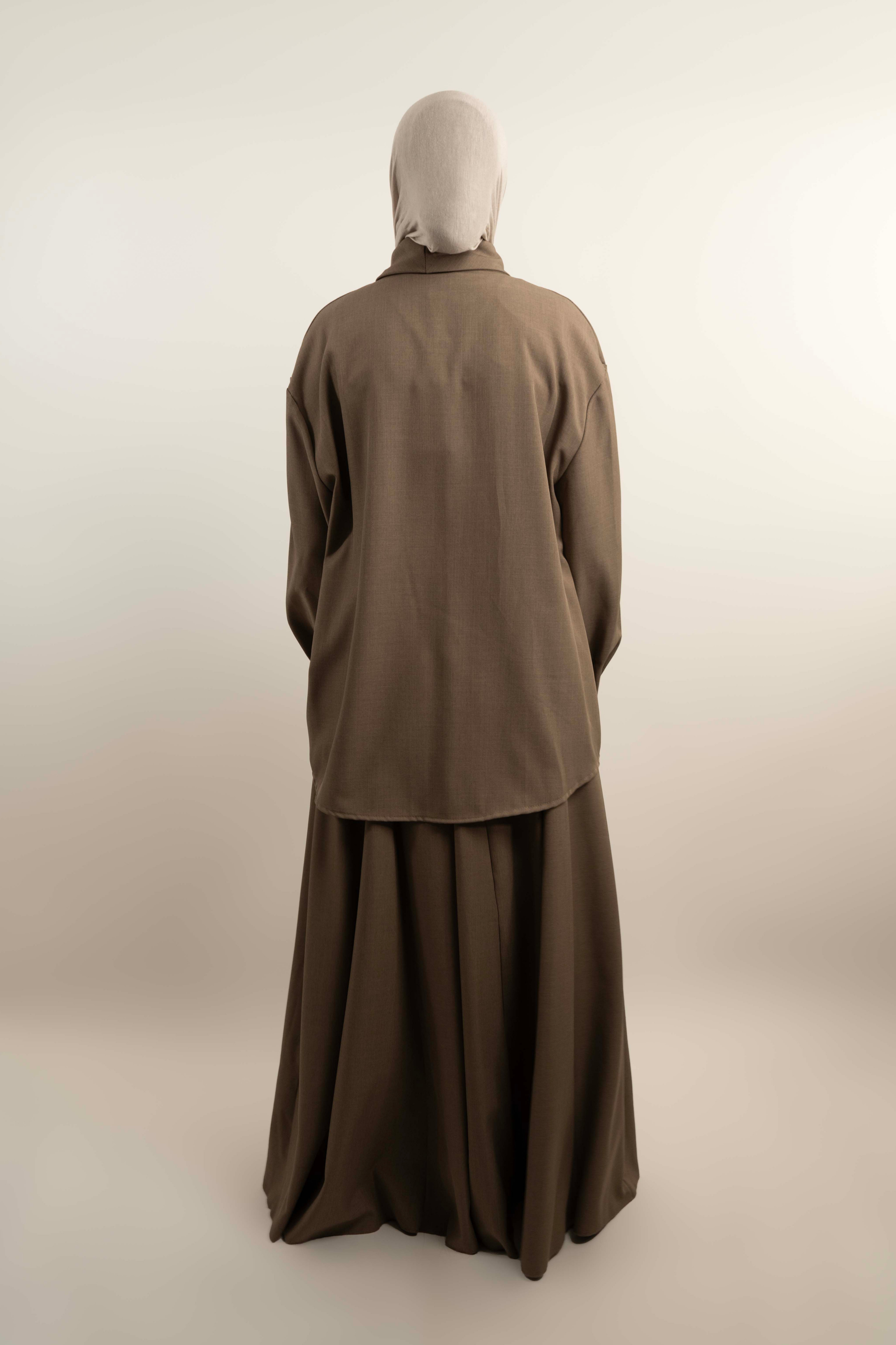 Ensemble chemise à nœud et jupe longue évasée