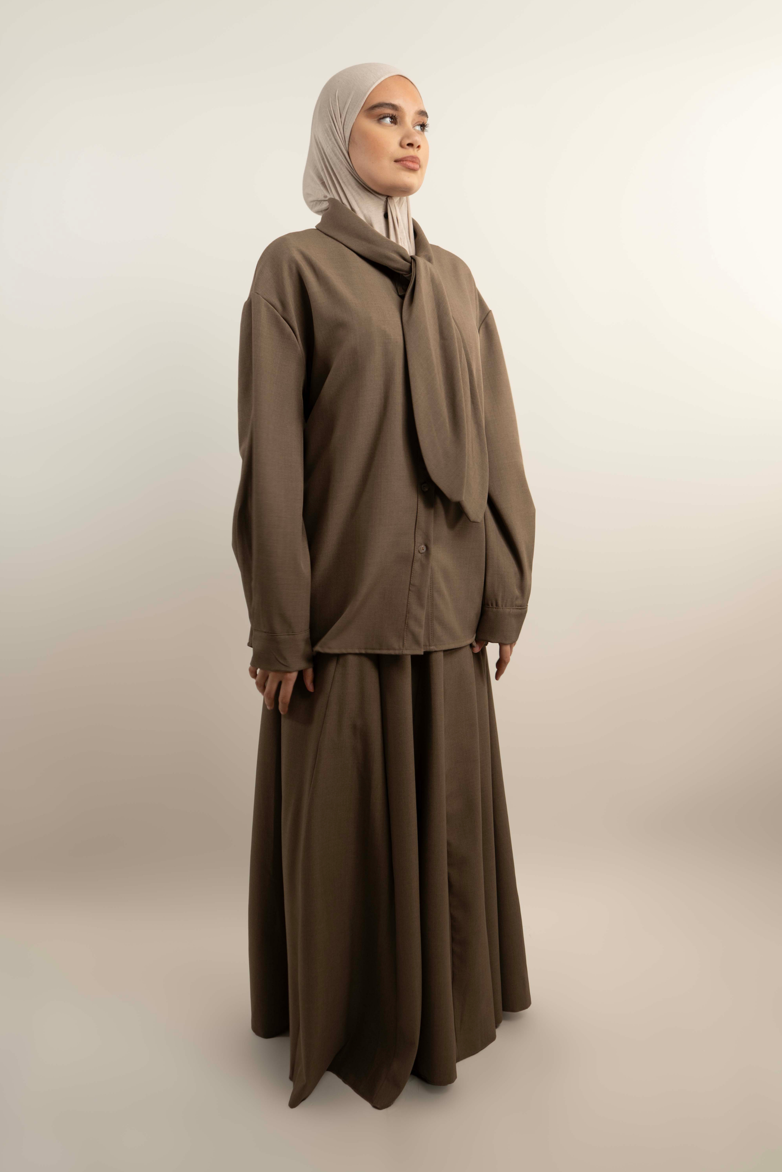 Ensemble chemise à nœud et jupe longue évasée