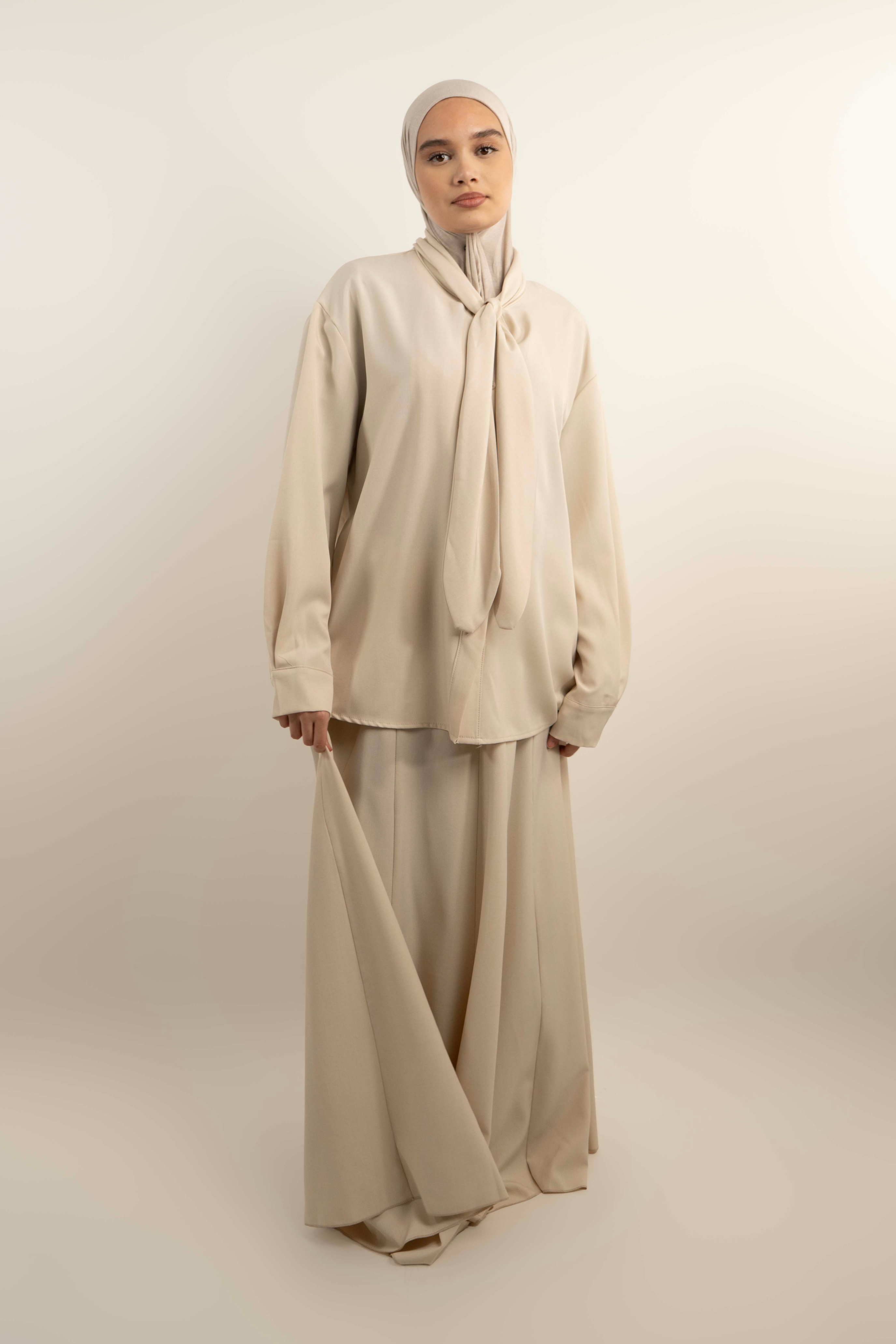 Ensemble chemise à nœud et jupe longue évasée