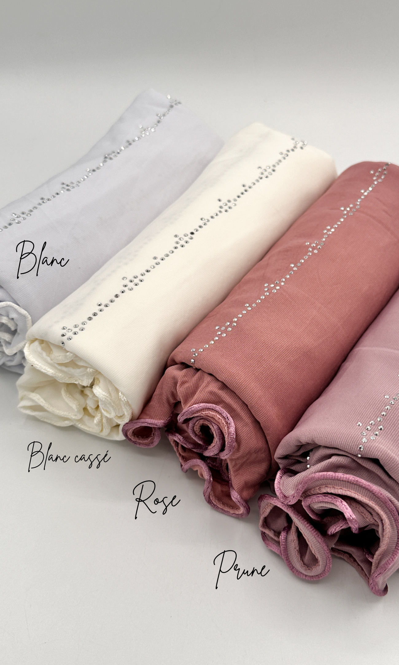 hijabs en jersey à strass effet bouclé coloris blanc, blanc cassé, rose et prune.