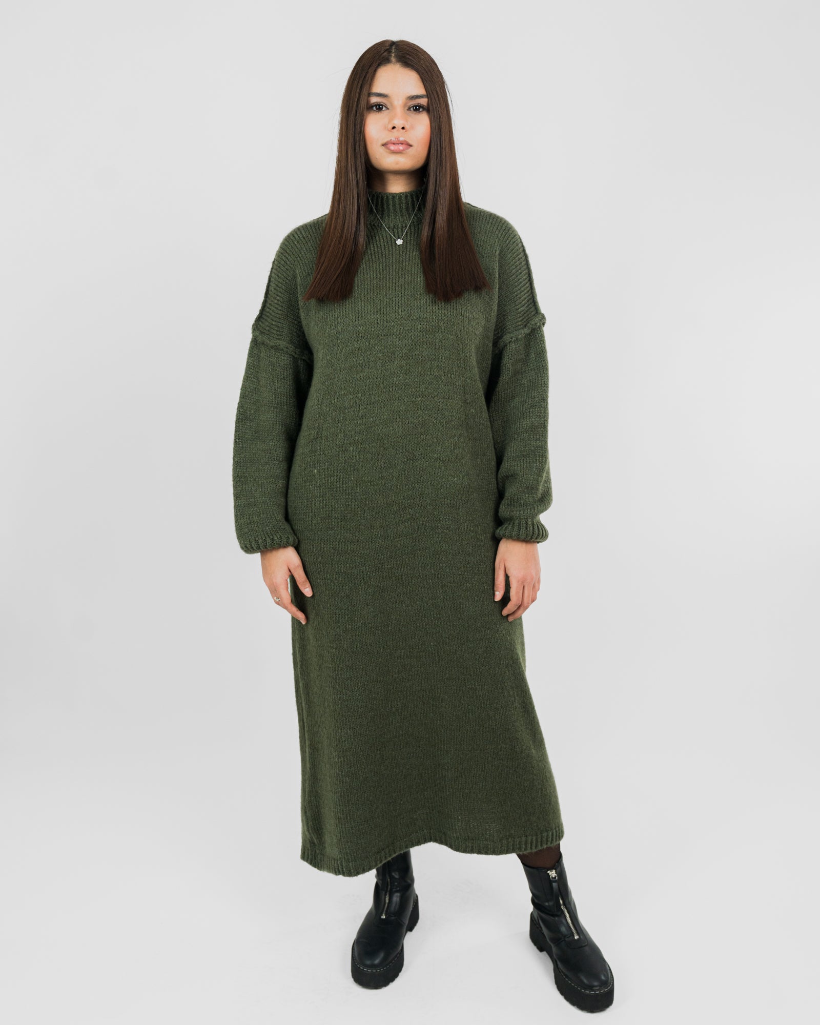 Robe pull en maille col montant – habit moderne respectant les codes de la pudeur